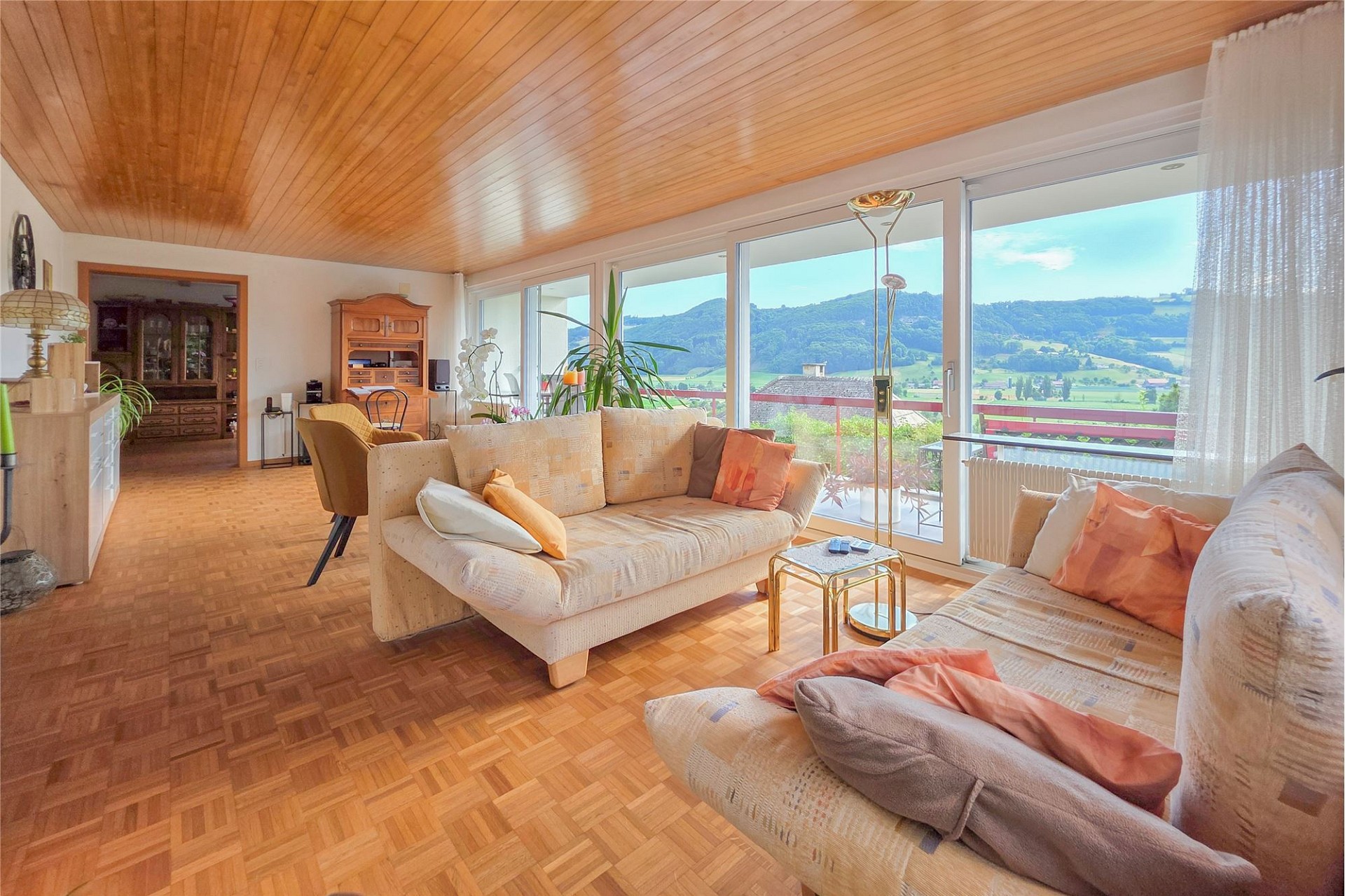 Helles Wohnzimmer mit Panoramablick