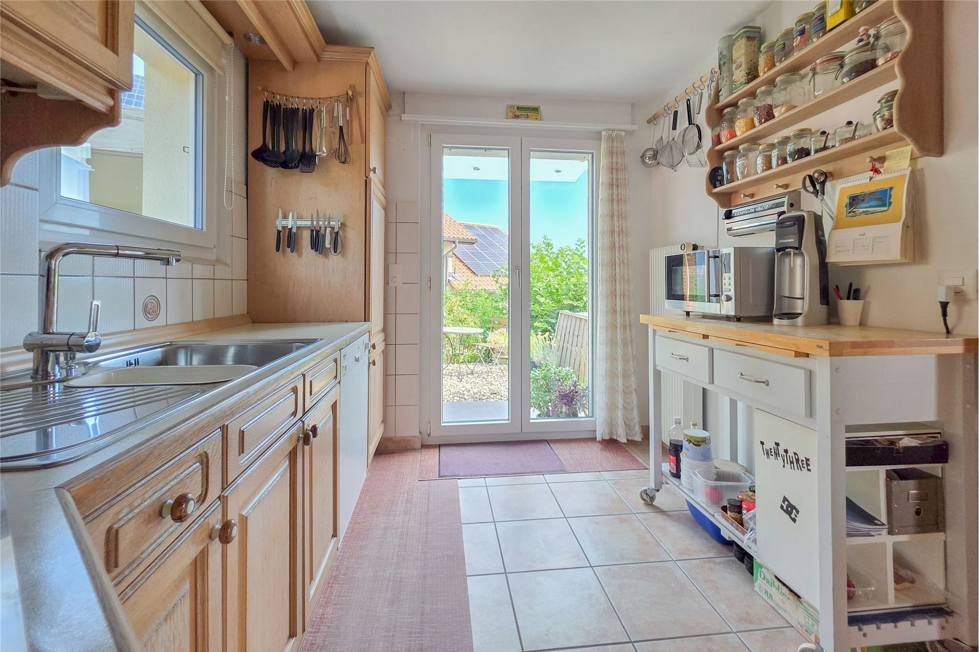Helle Landhausküche mit Terrassenzugang