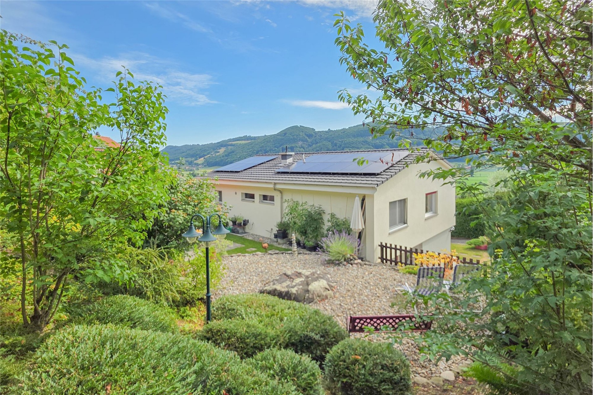 Haus mit Solardach und Gartenblick