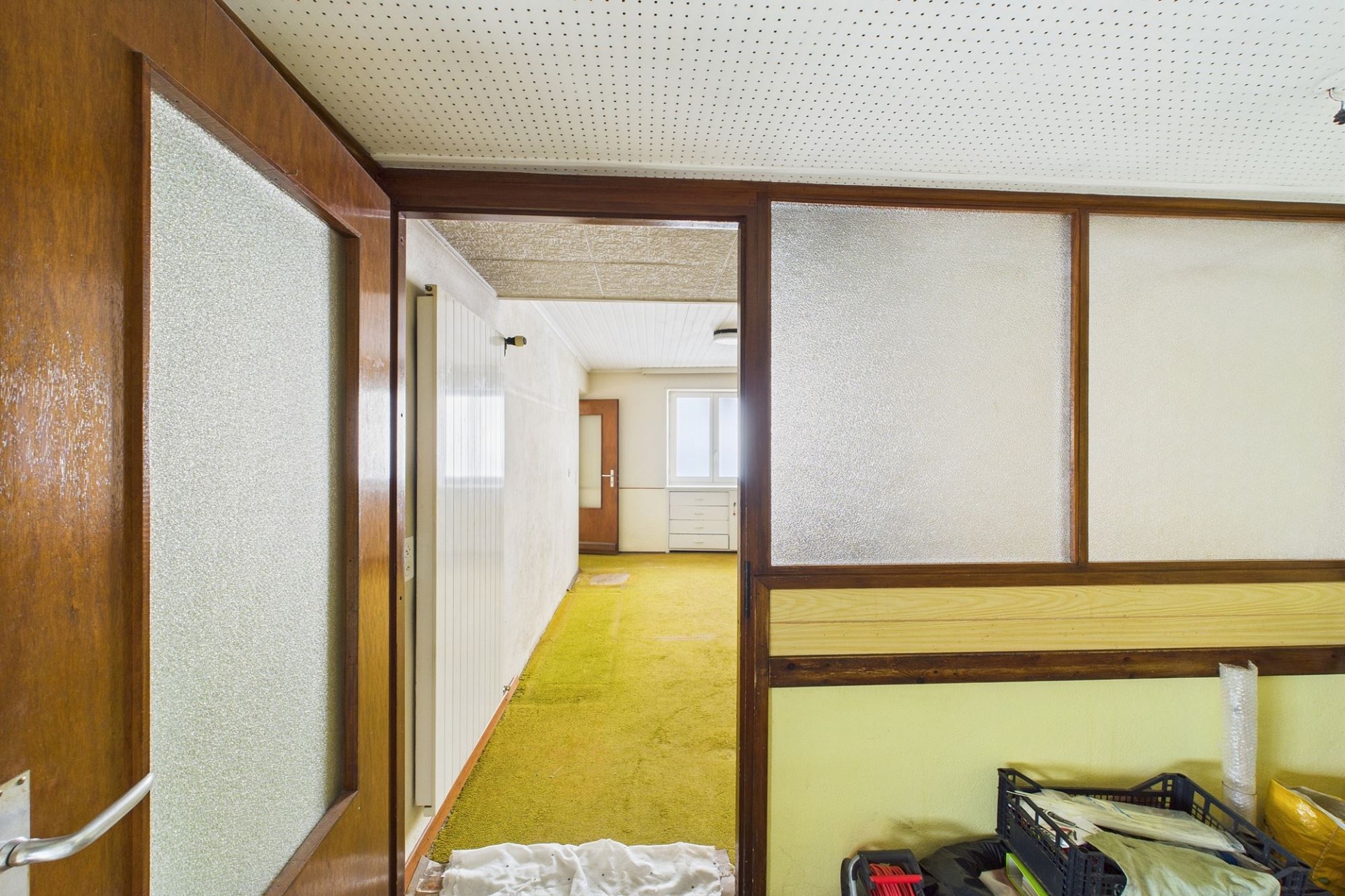 Flur mit Holz- und Glastrennwänden