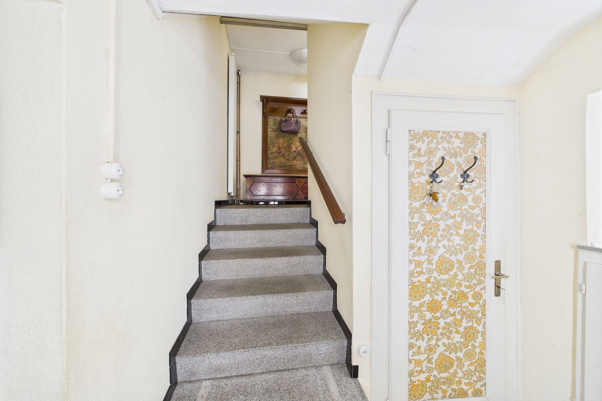 Treppenhaus mit gemusterter Tür