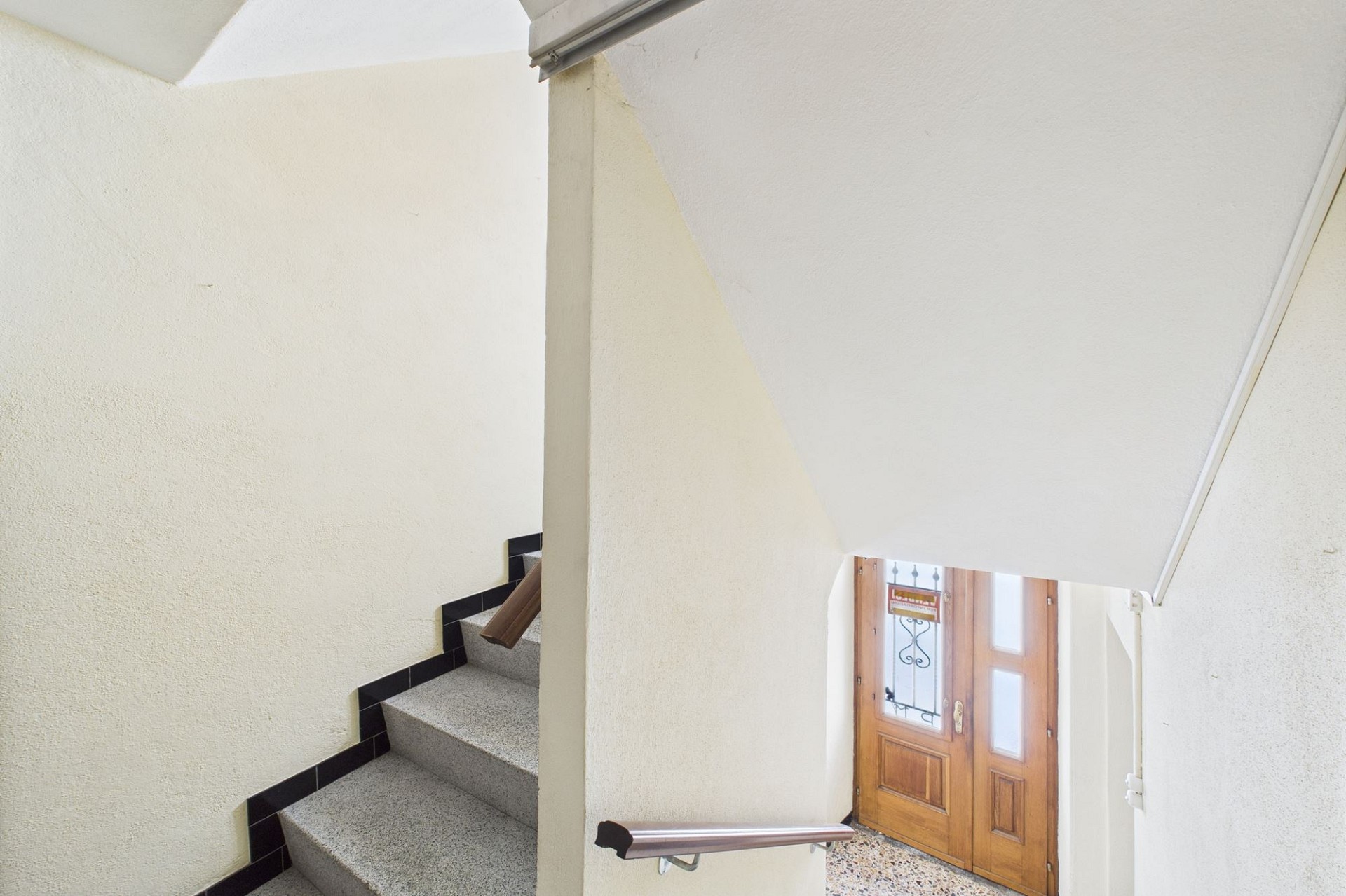 Treppenhaus mit Haustür