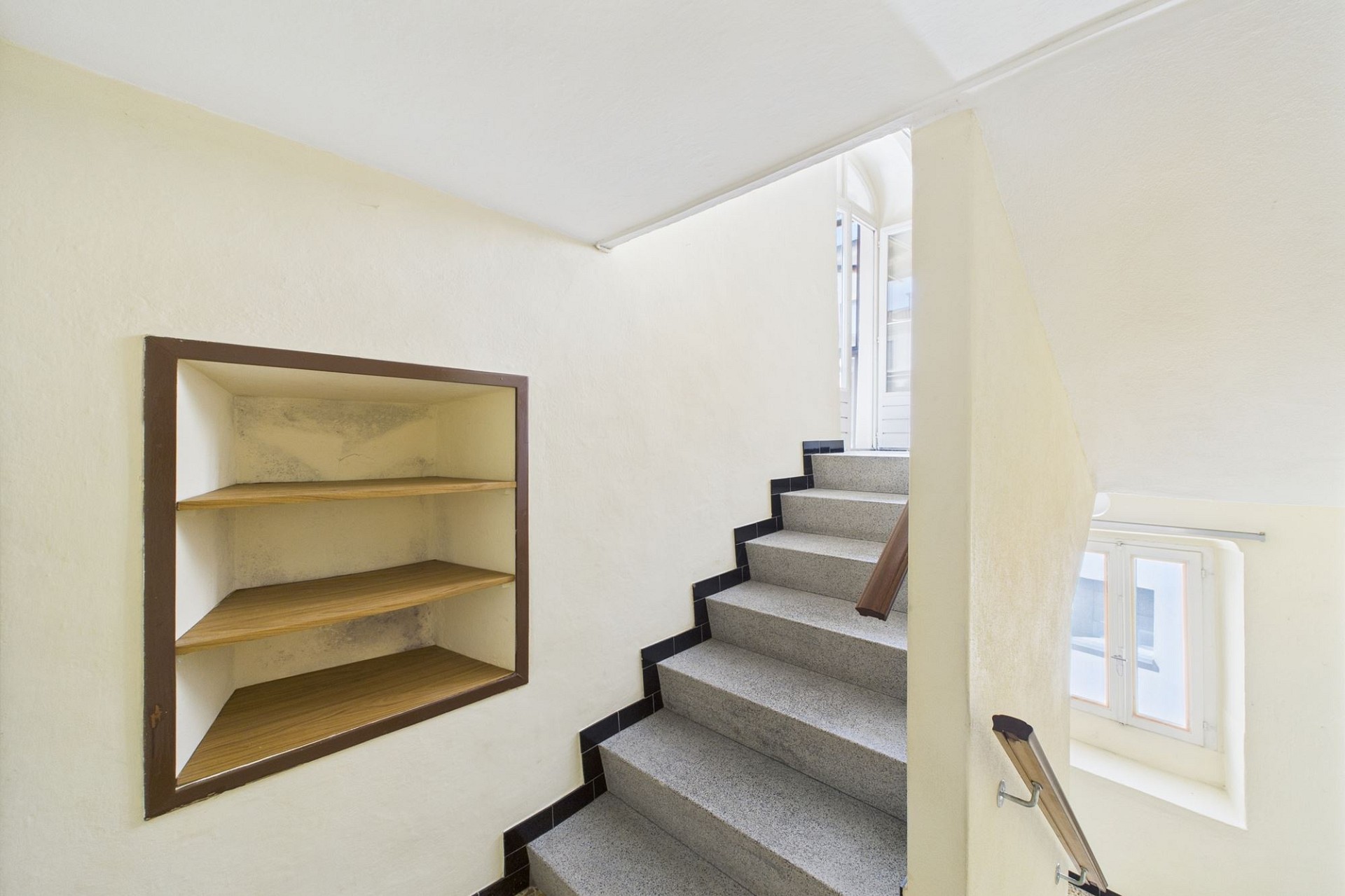 Treppenhaus mit Einbauregal