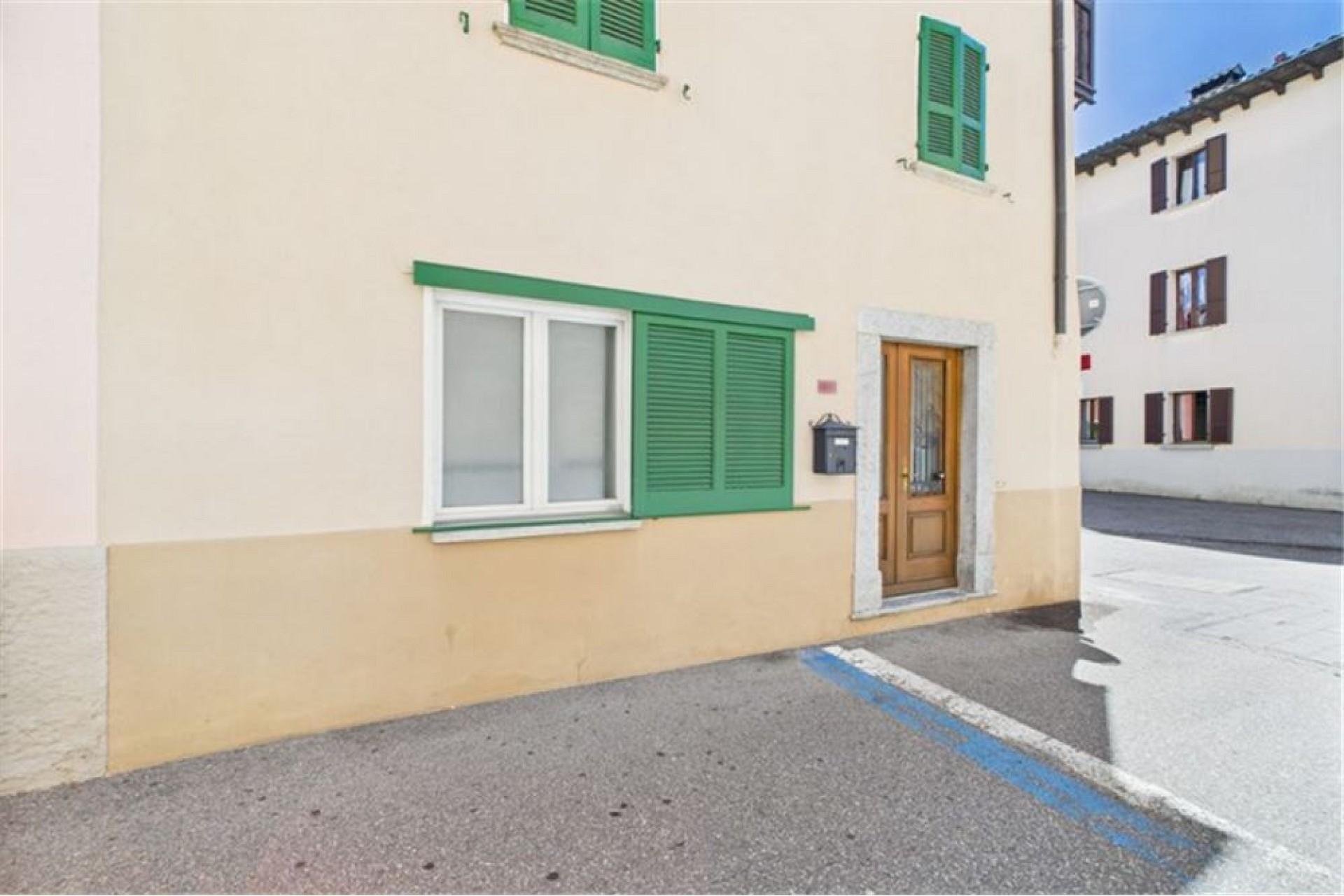 Außenansicht eines Wohnhauses mit grünen Fensterläden