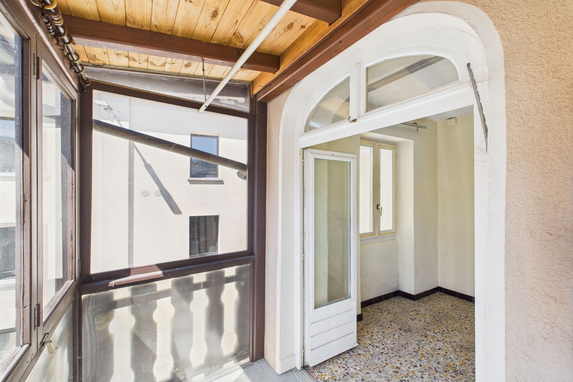 Überdachter Balkon bzw. Loggia mit Blick in einen Innenhof