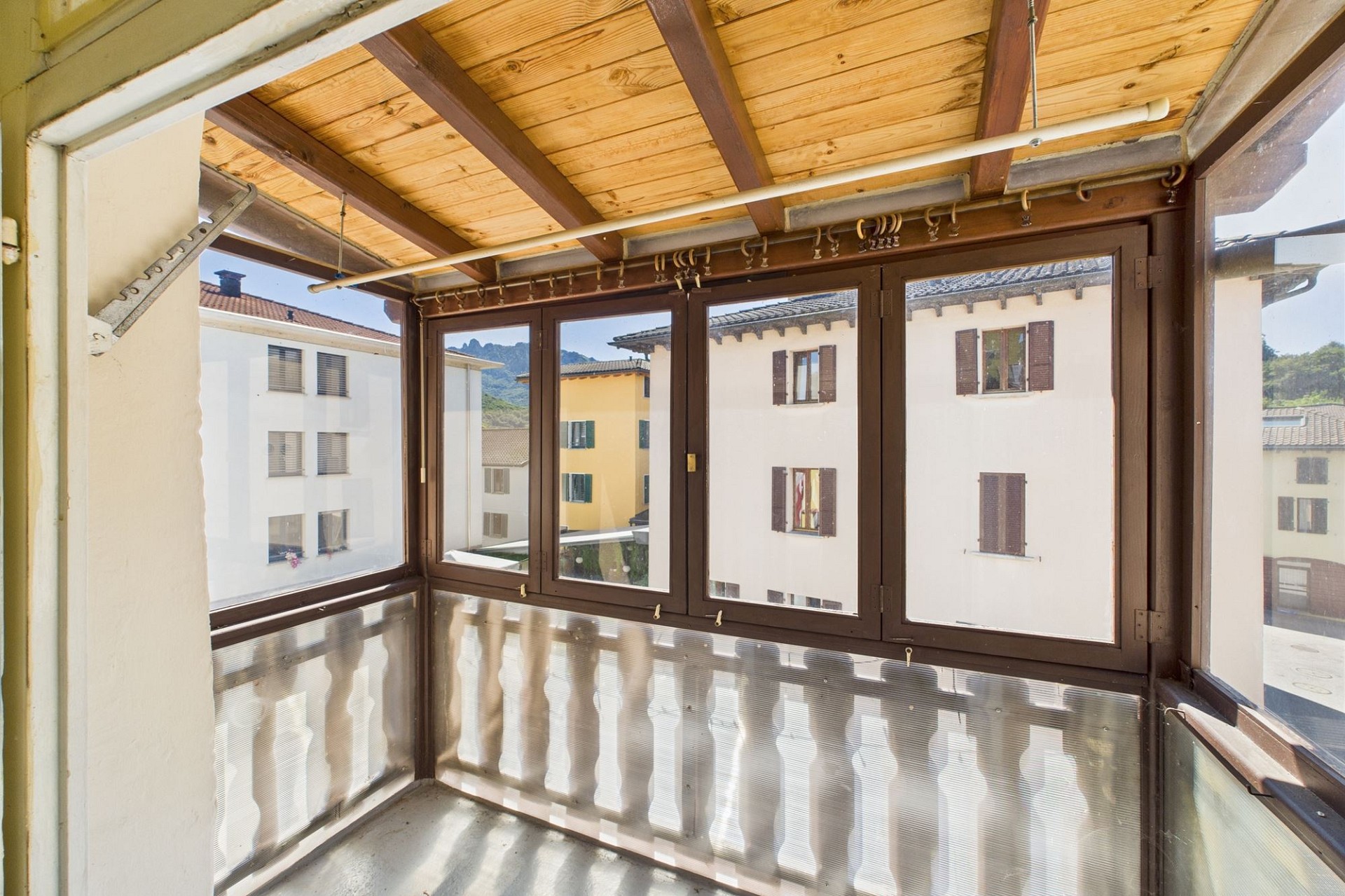 Verglaster Balkon mit Holzdecke