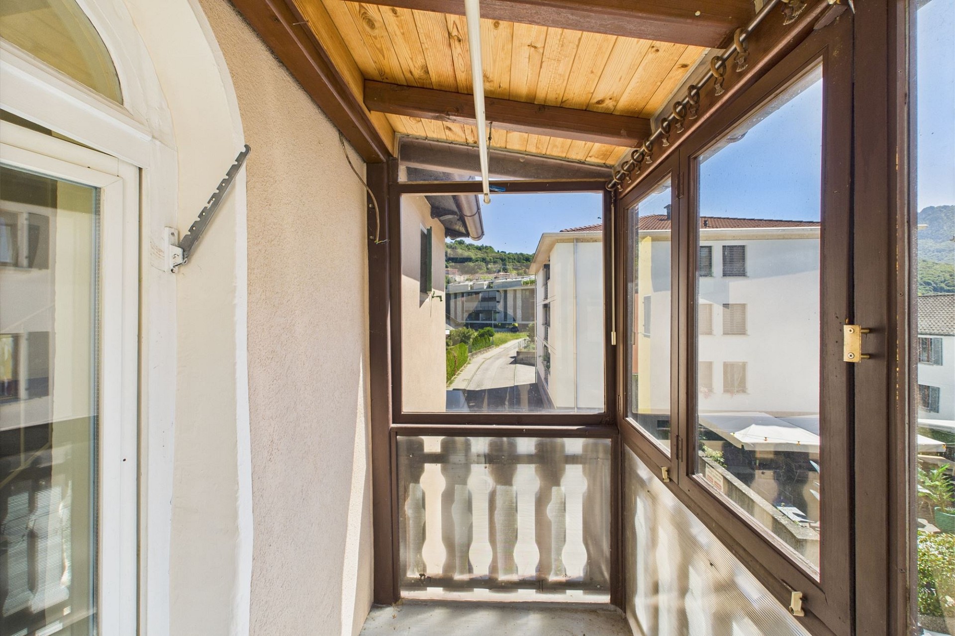 Verglaster Balkon mit Blick ins Freie