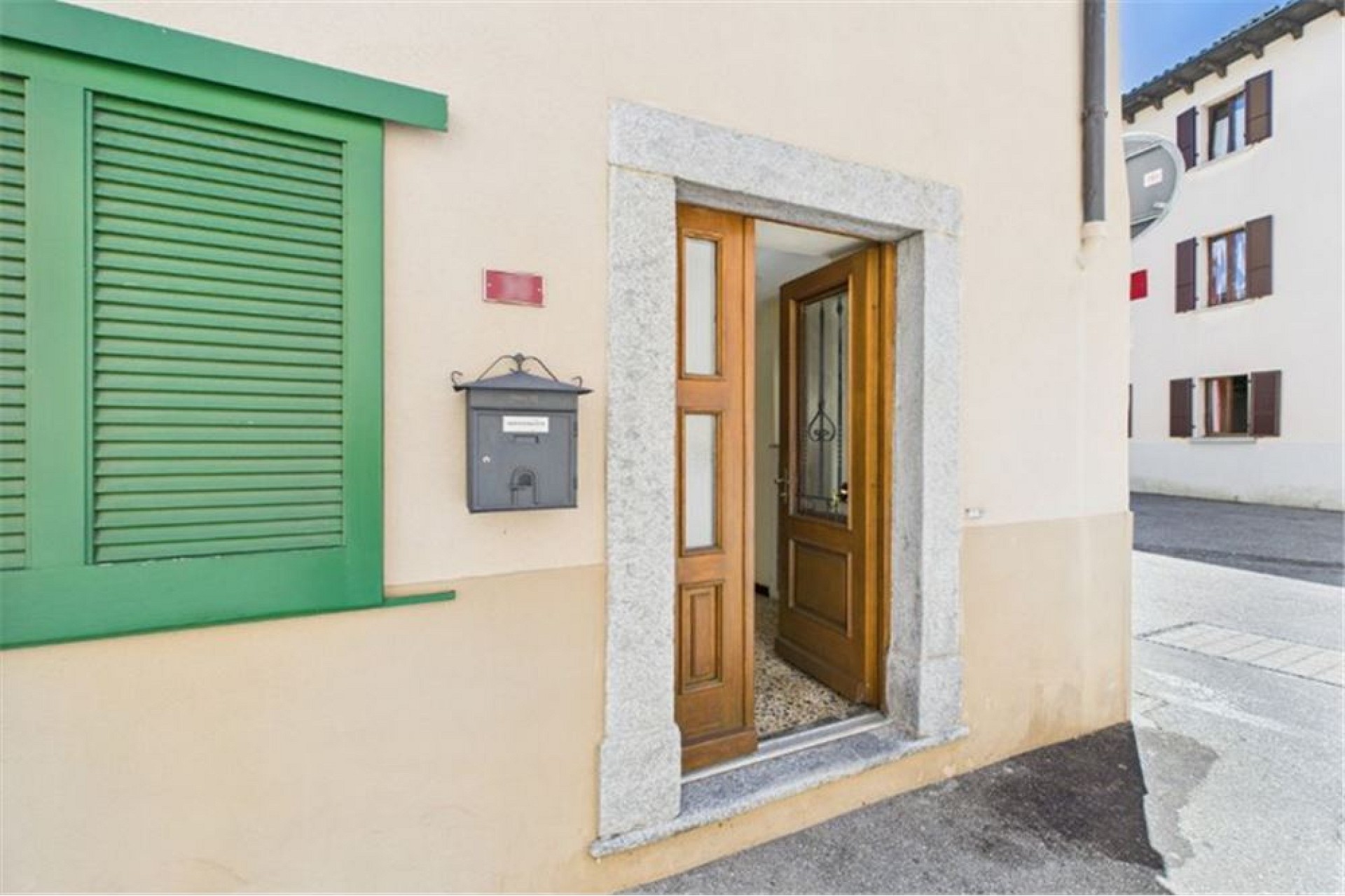 Hauszugang mit offener Eingangstür