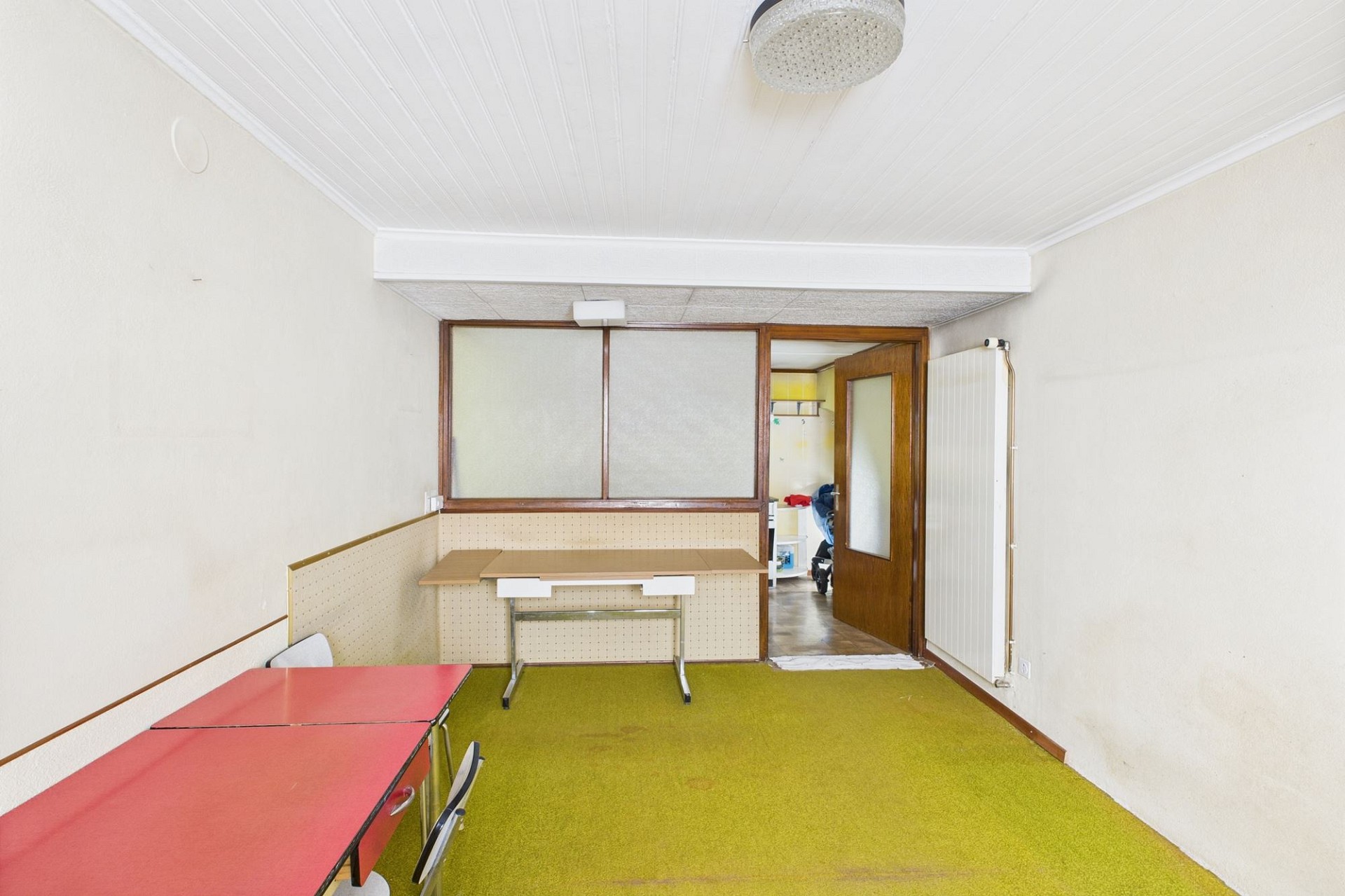 Kleiner Raum mit Teppichboden und Durchgang