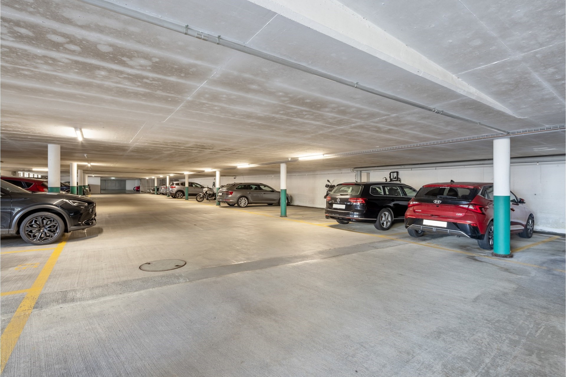 Tiefgarage mit mehreren geparkten Fahrzeugen