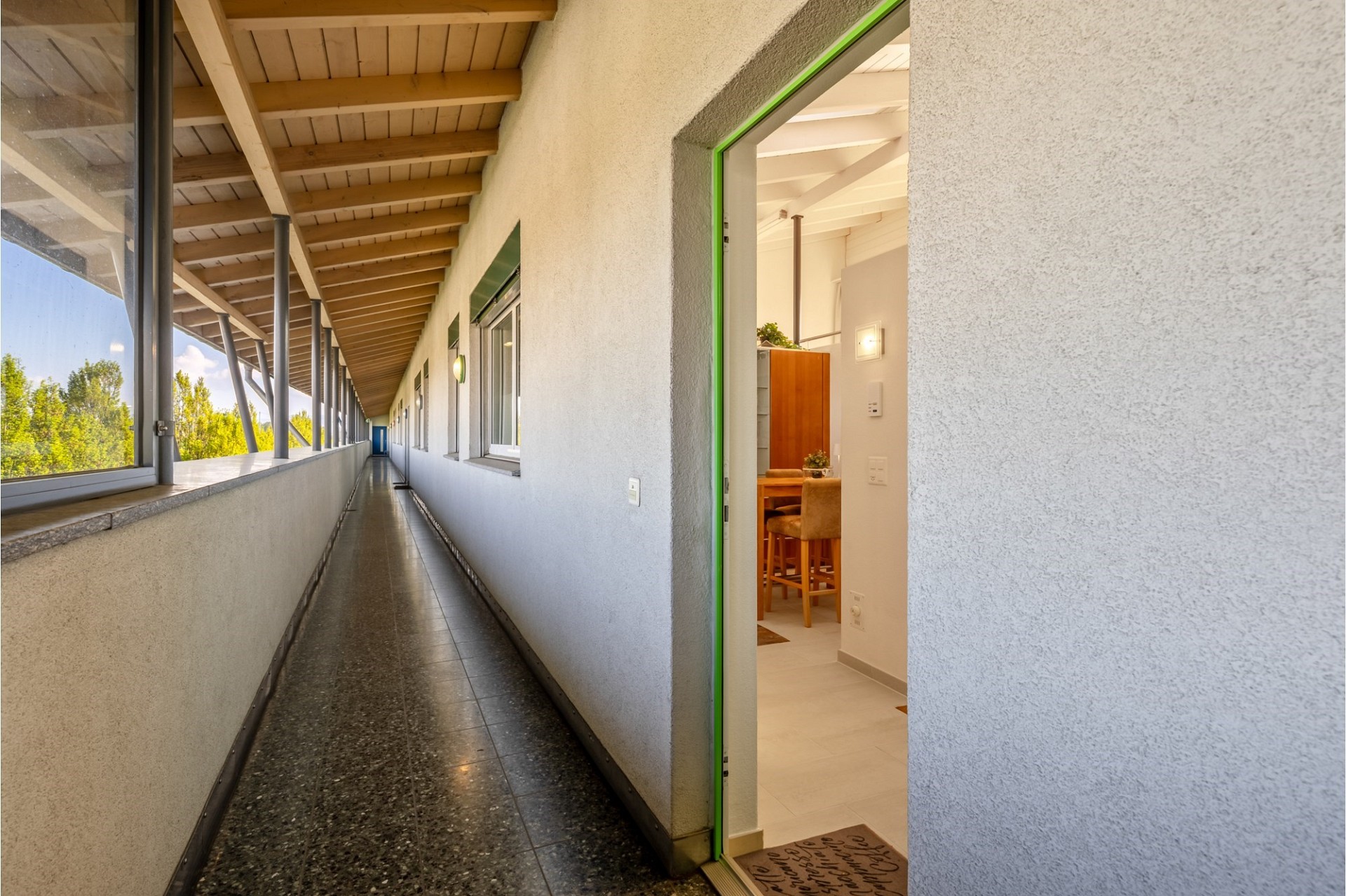 Außengang mit offenem Zugang zu einer Wohnung