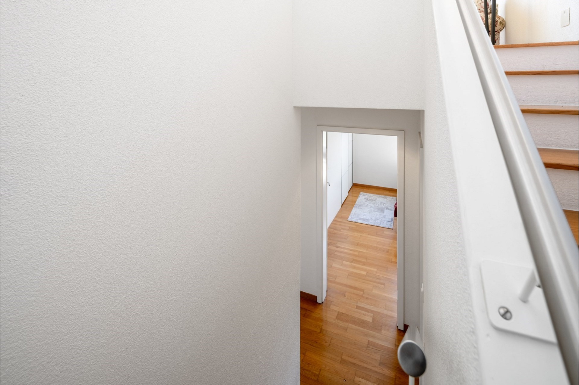 Treppenhaus mit Blick in einen Flur