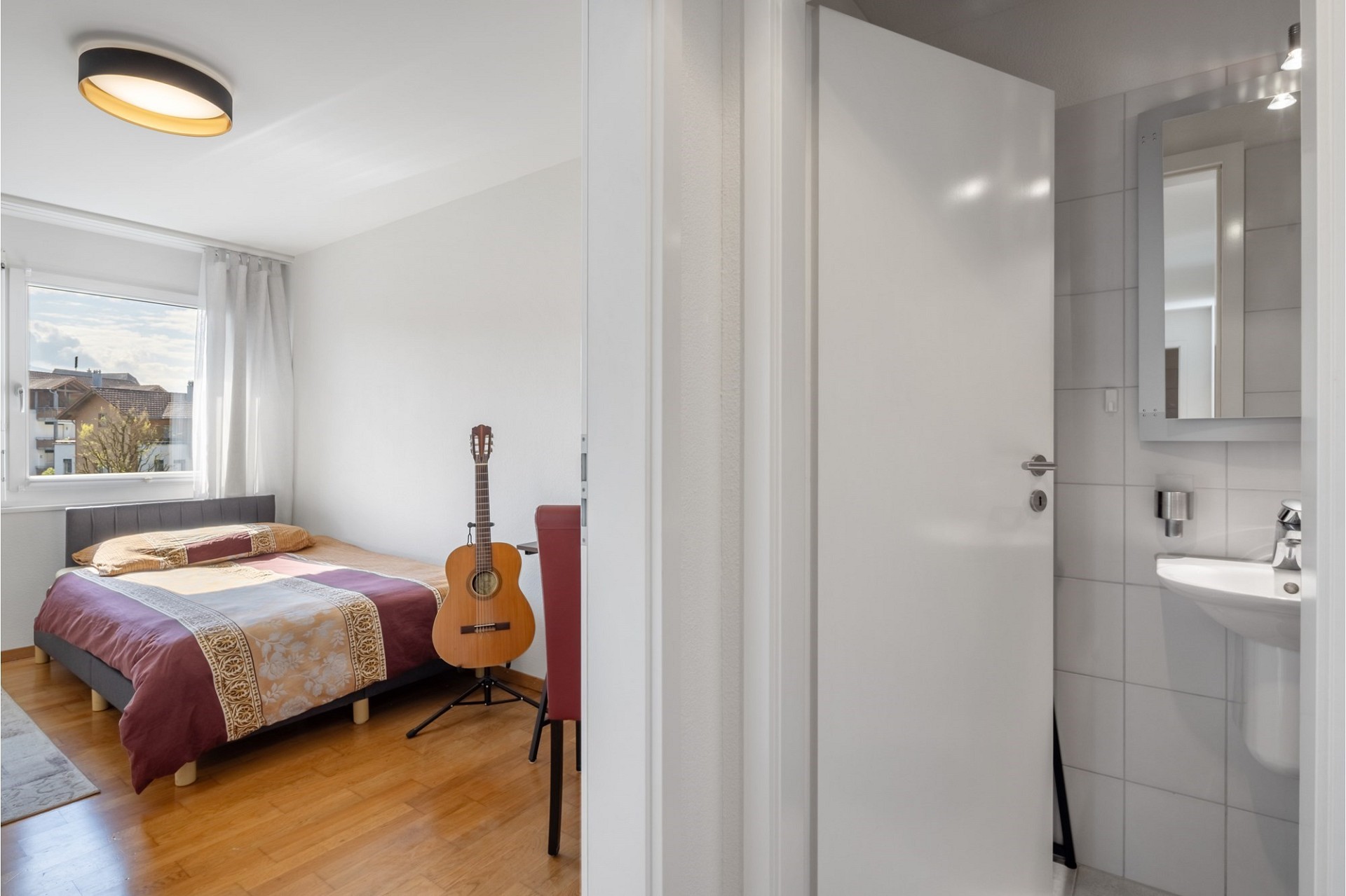 Schlafzimmer mit angrenzendem Bad