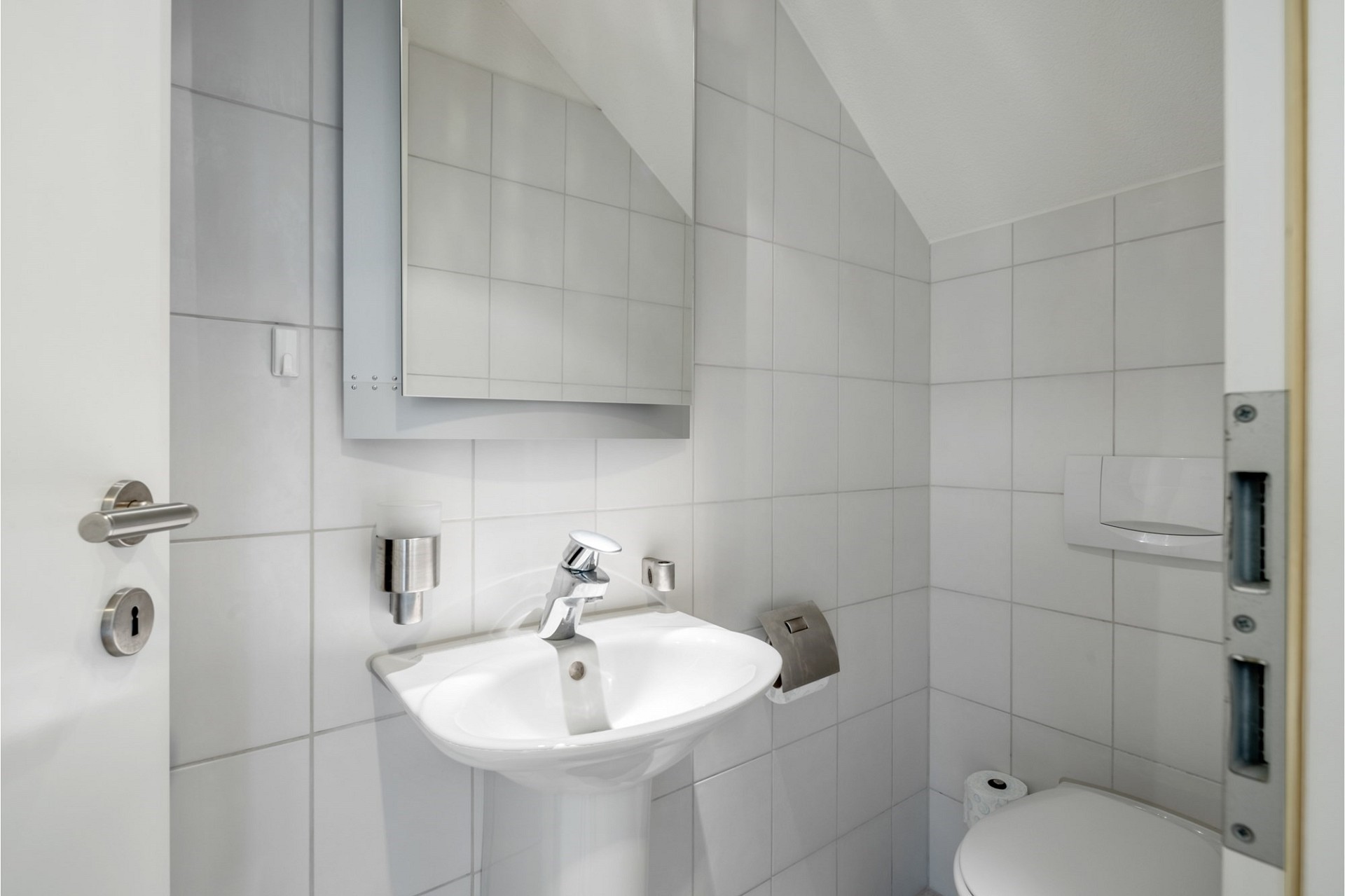 Kleines weißes Gäste-WC