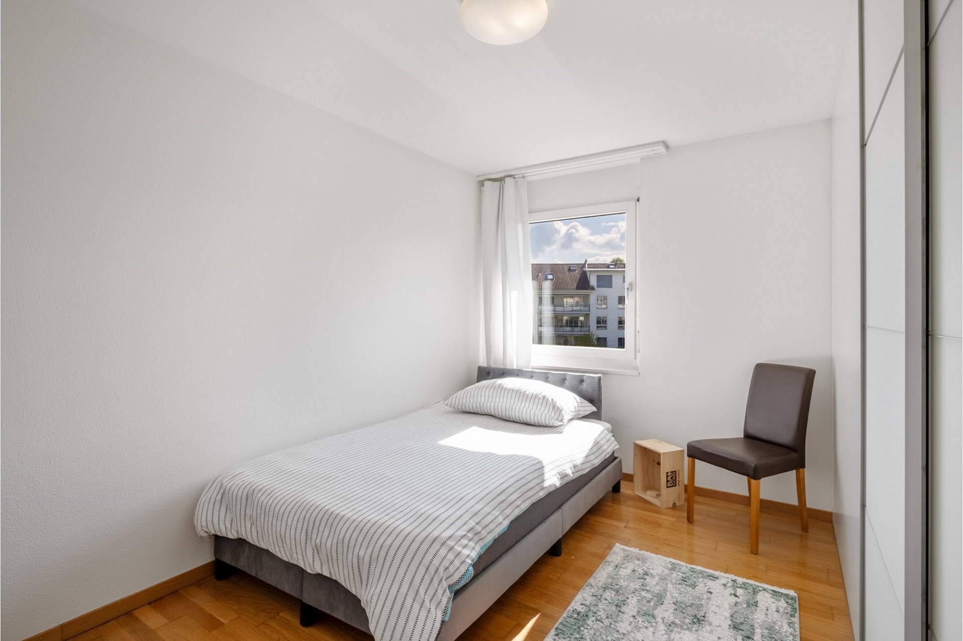Helles Einzelzimmer mit Bett
