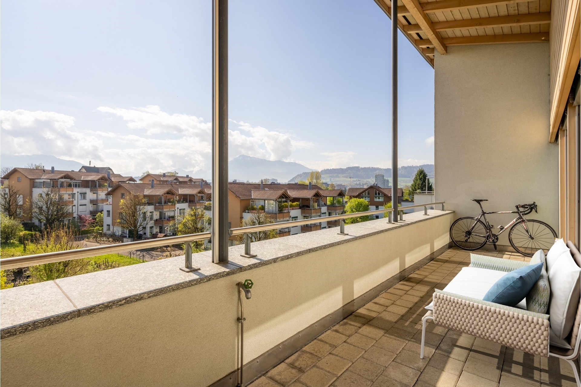Großer Balkon mit Sitzbereich und Bergblick