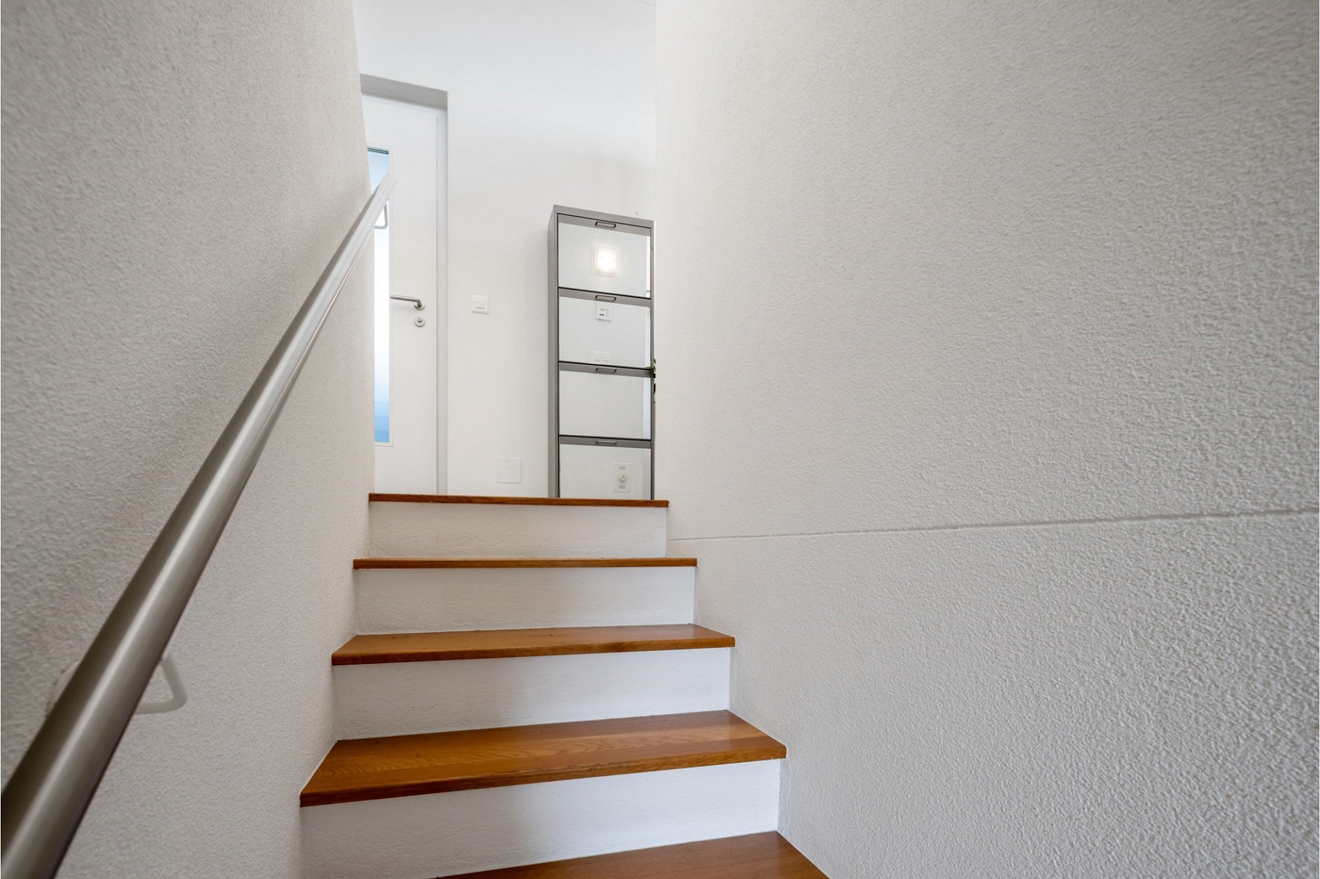 Helle Treppe mit Holzstufen