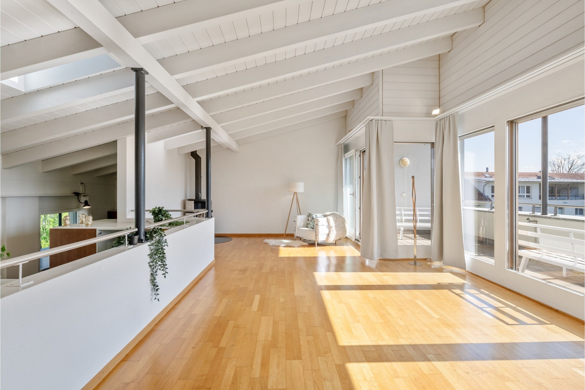 Heller Wohnraum mit Holzfußboden und Dachschräge