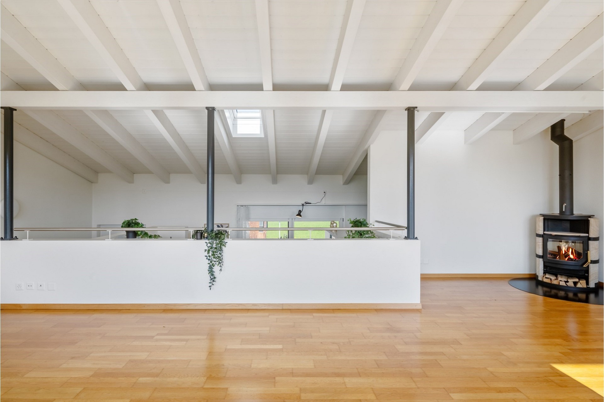 Großzügiger Wohnbereich mit Kamin und Galerie