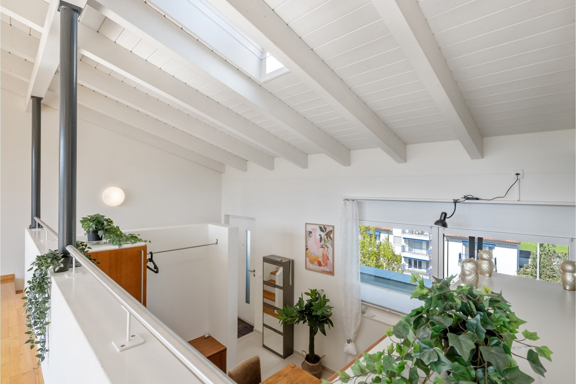 Helle Galerie mit Dachschräge