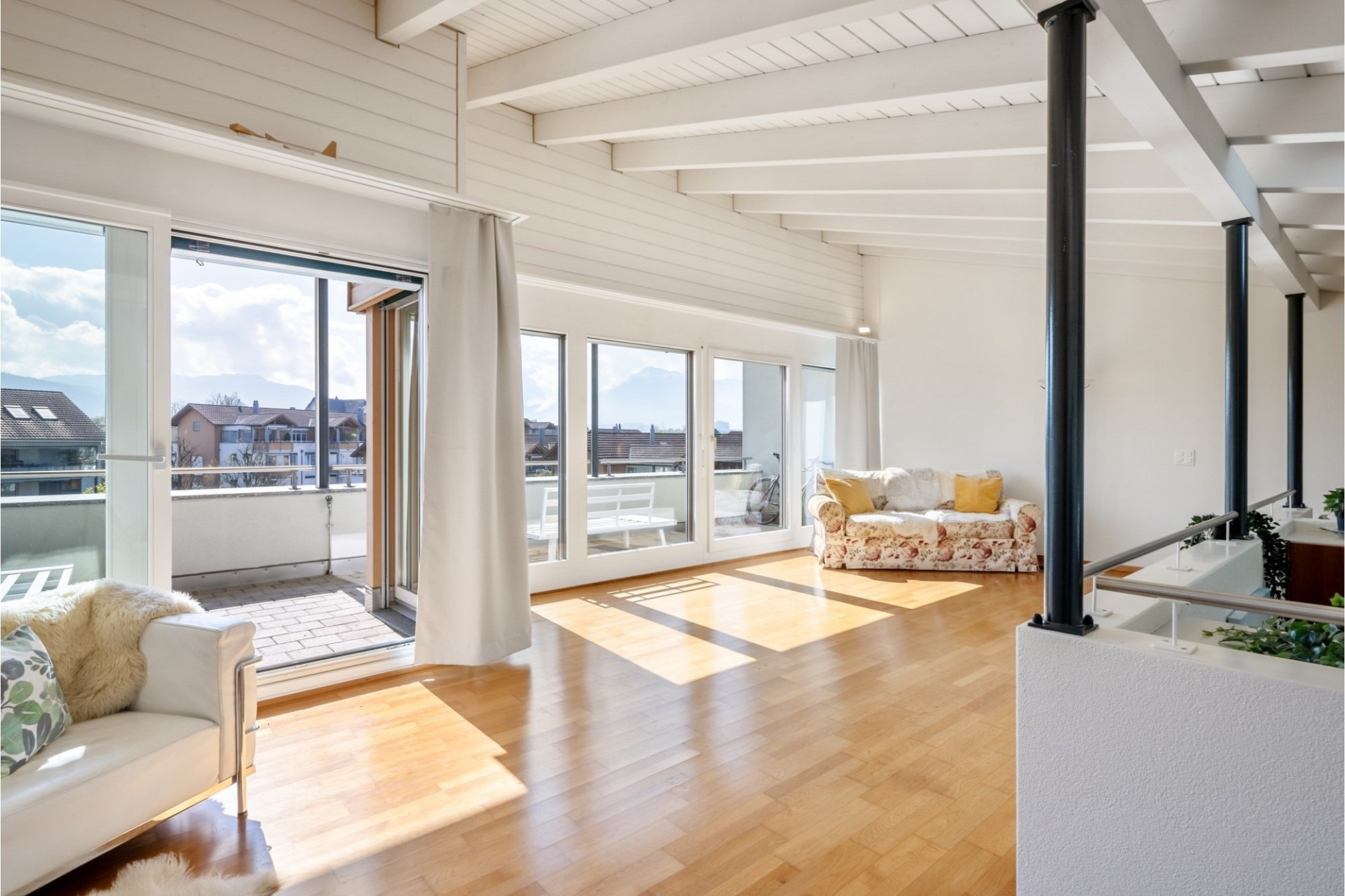 Helles Dachgeschoss-Wohnzimmer mit Balkon