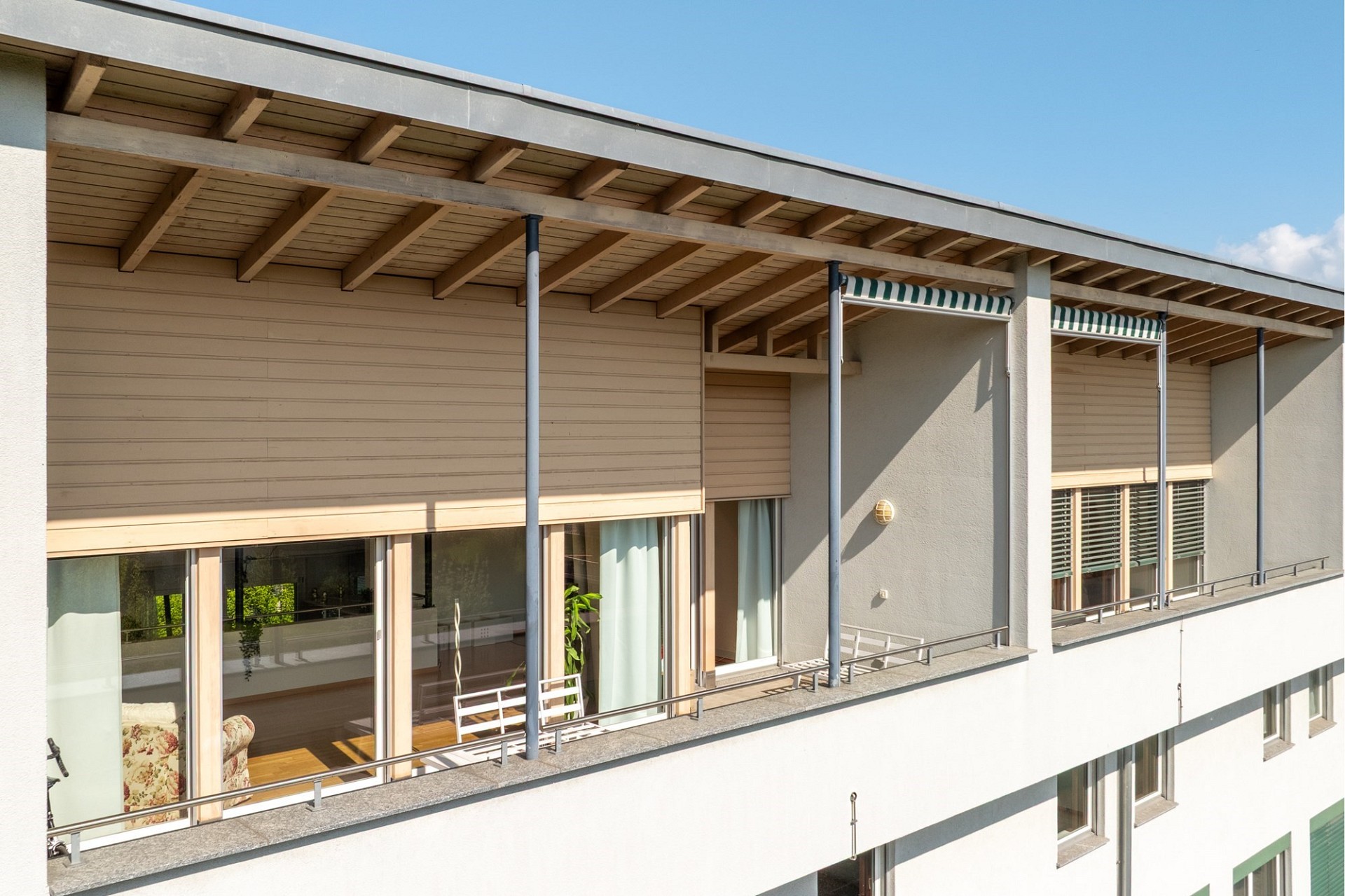Balkon und Fassadenansicht eines modernen Mehrfamilienhauses
