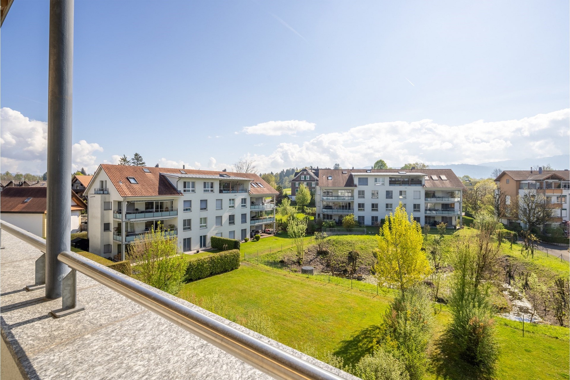 Balkonblick auf Wohnanlage
