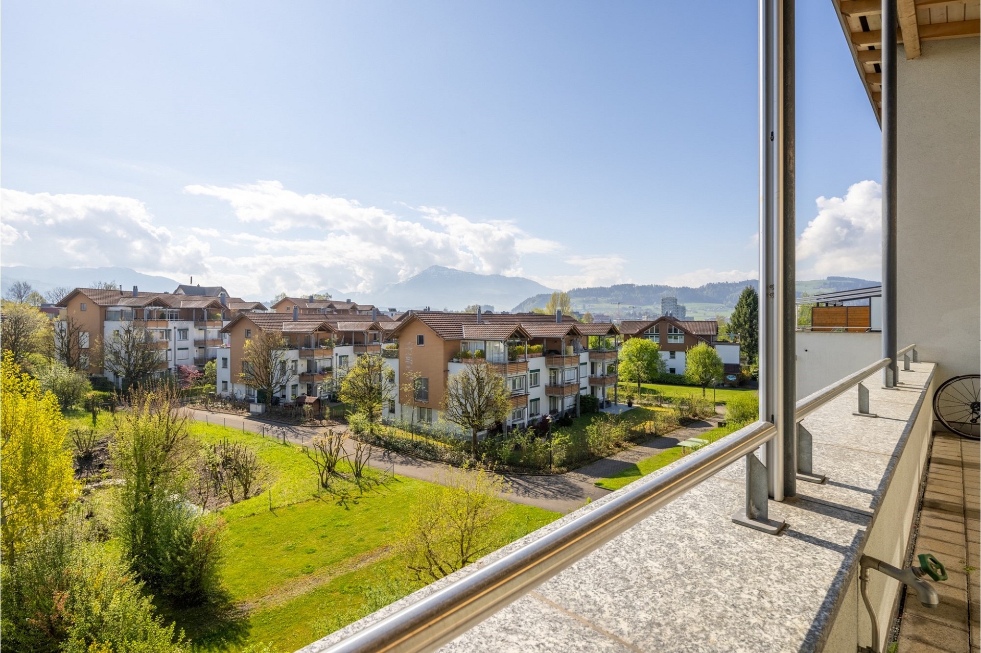 Balkon mit Weitblick auf Wohnanlage und Berge