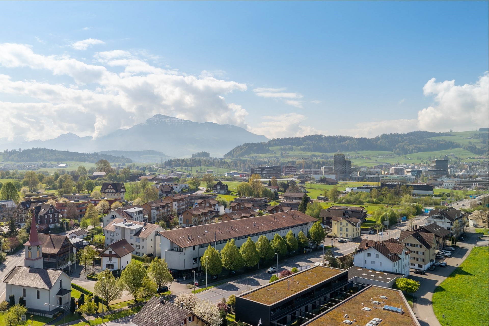 Stadt- und Bergpanorama