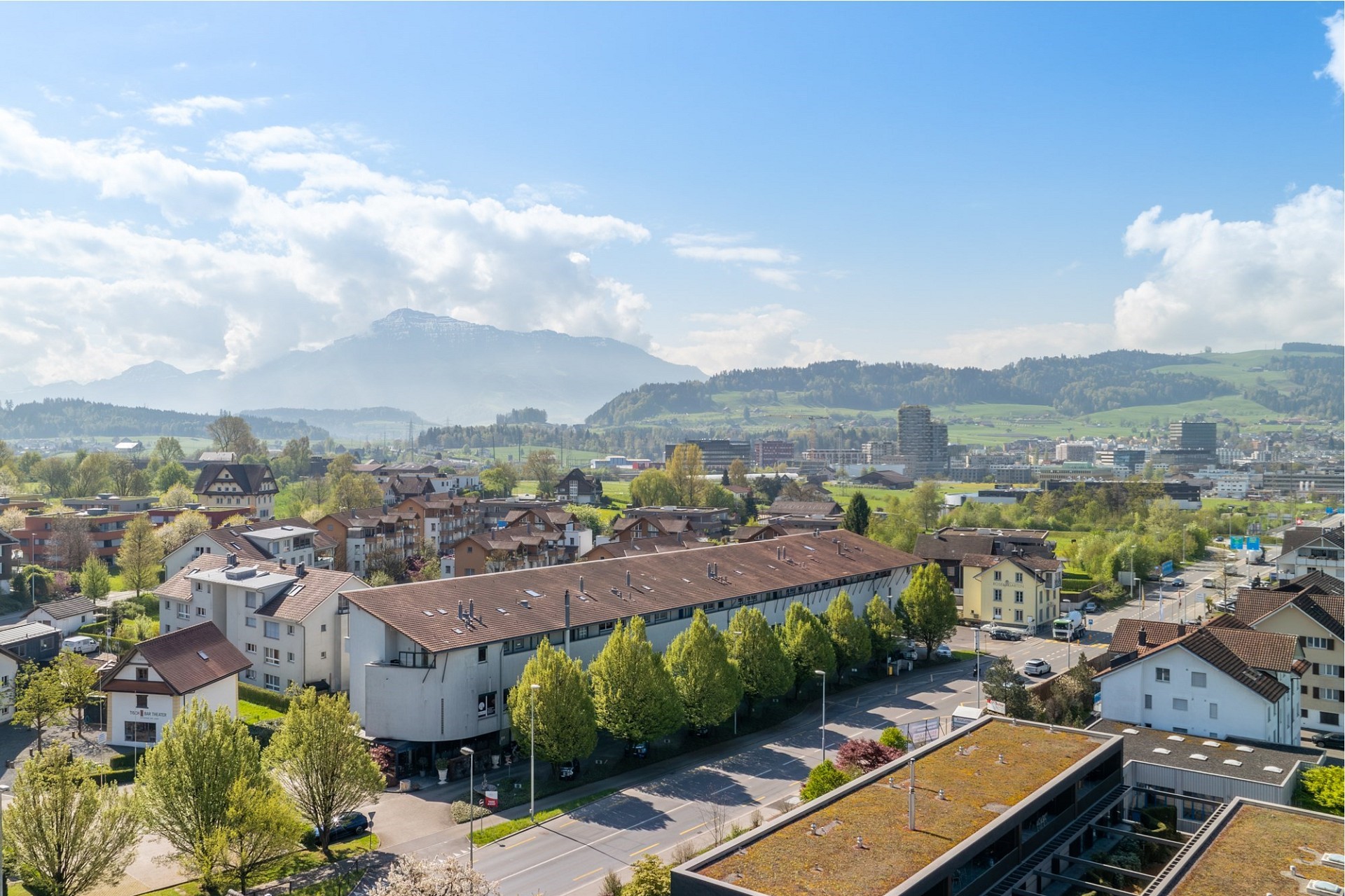 Stadt- und Bergpanorama bei klarem Wetter