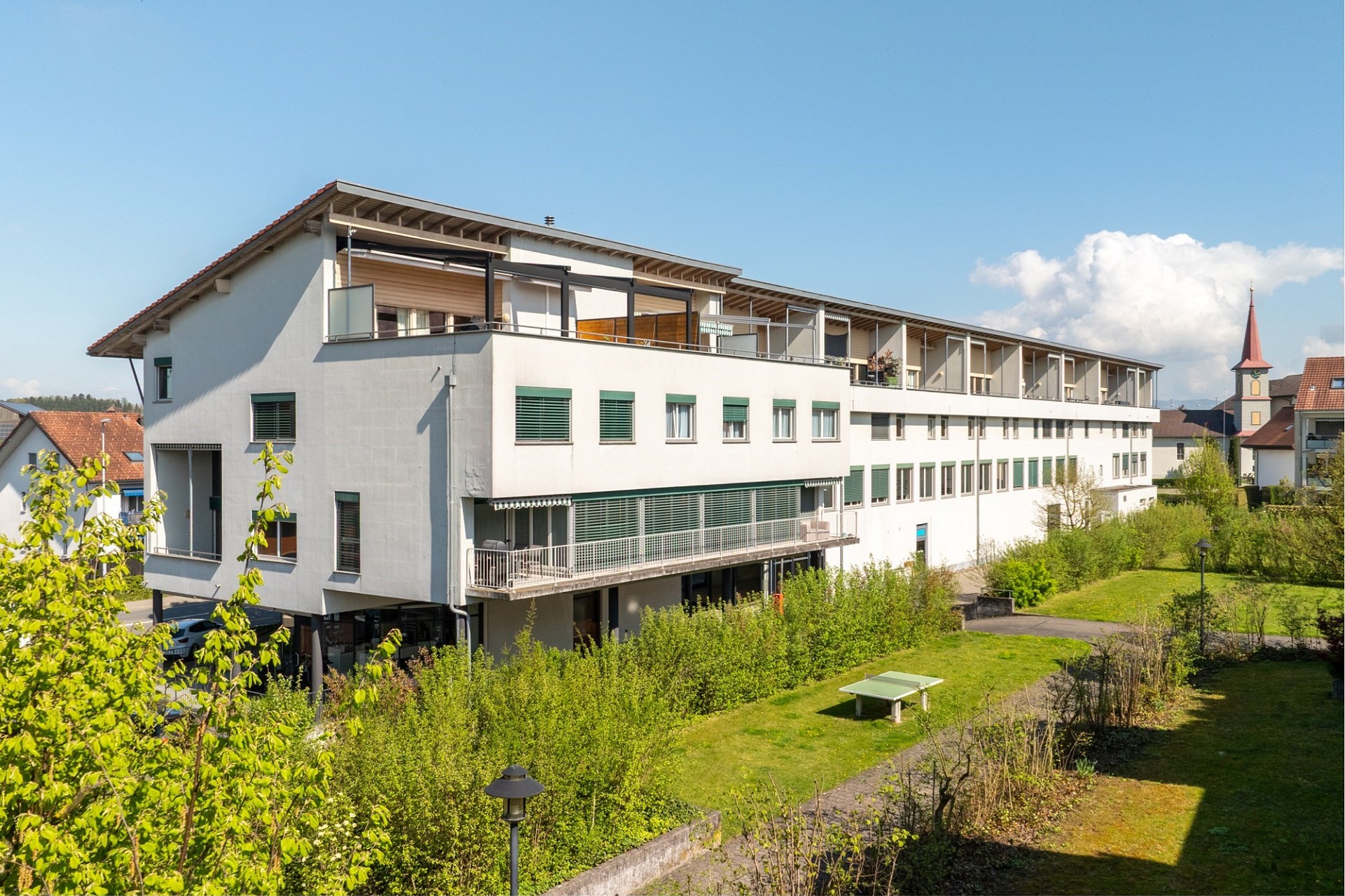 Mehrfamilienhaus mit Garten und Balkon