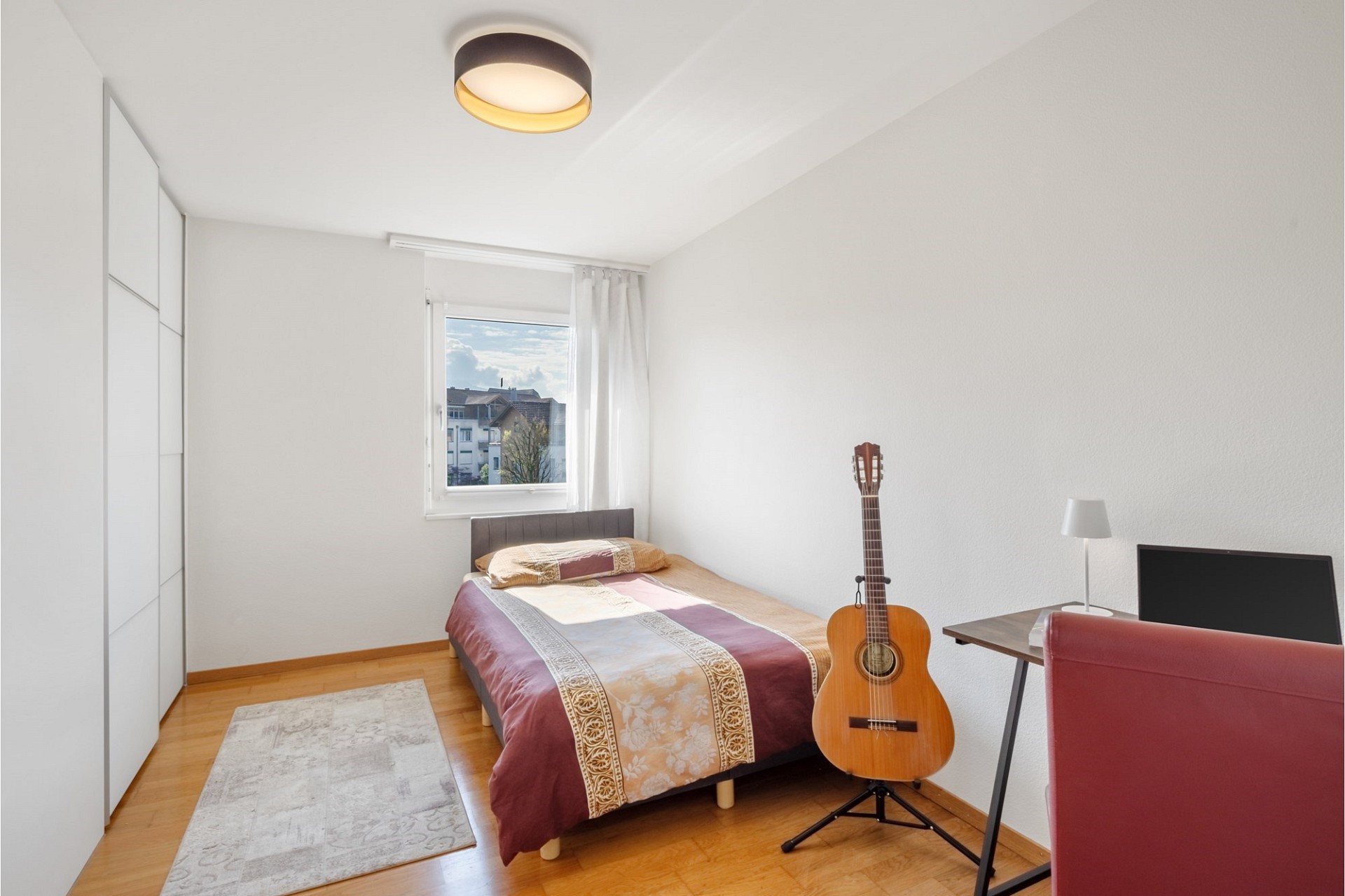 Helles Schlafzimmer mit Fensterblick
