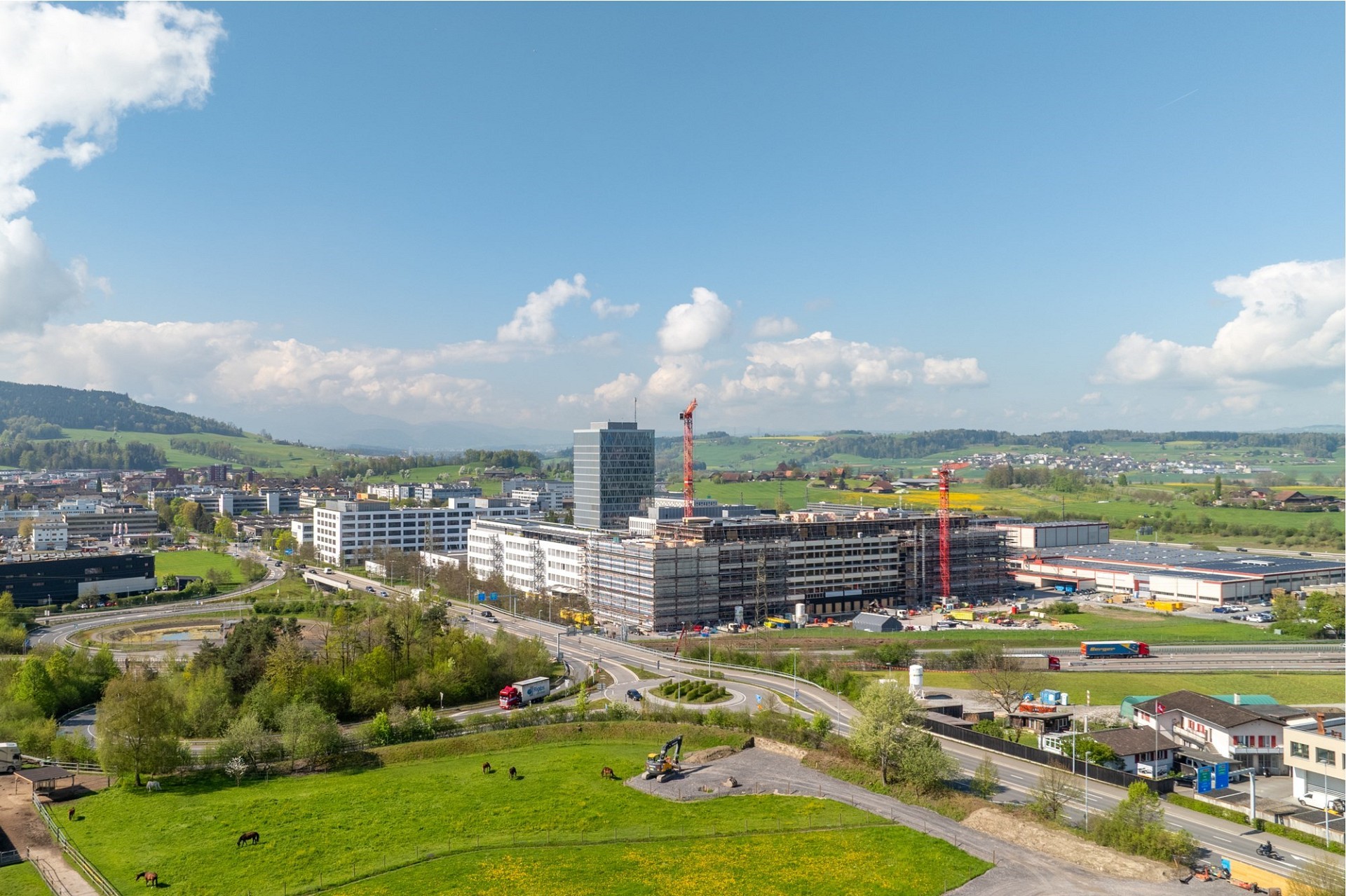 Stadt- und Landschaftsüberblick mit Baustelle