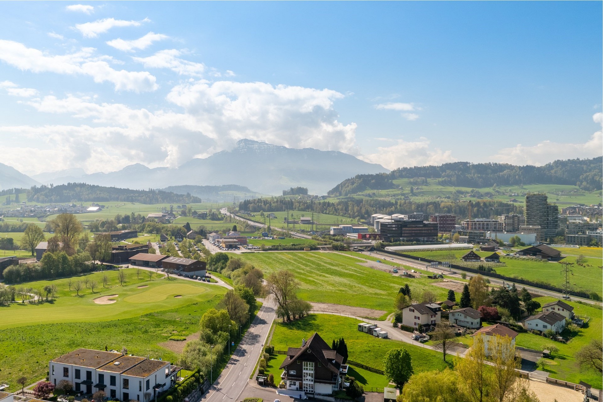 Panoramablick auf grüne Landschaft mit Bergen