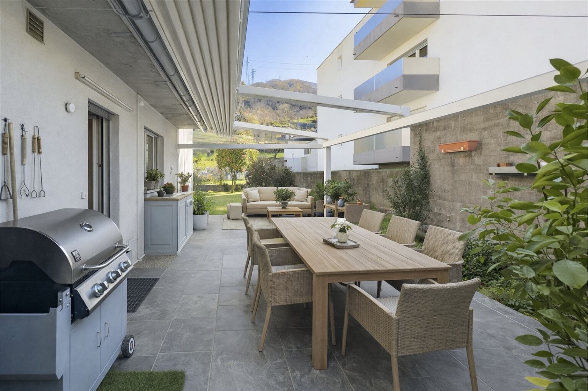 Überdachte Terrasse mit Ess- und Sitzbereich