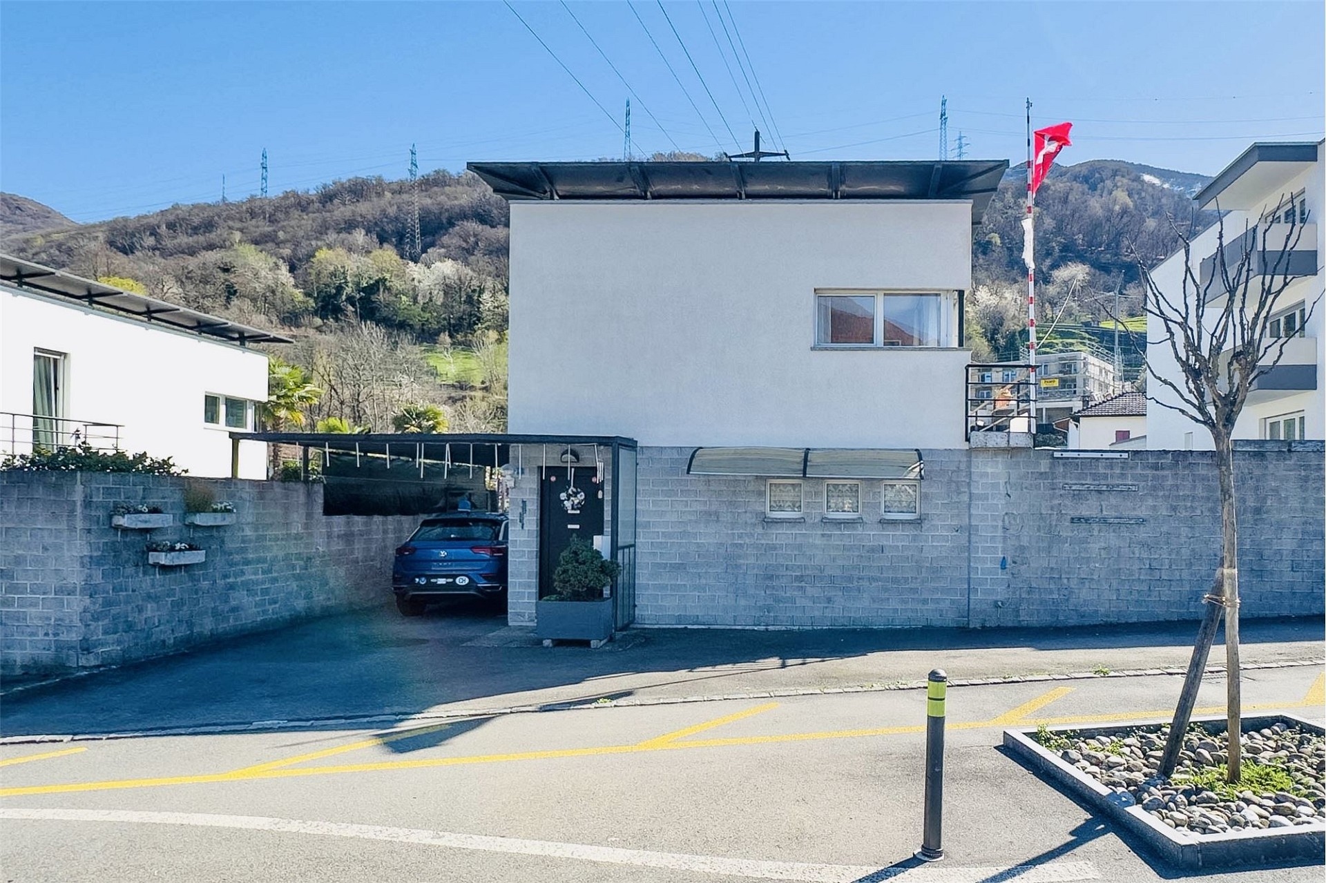 Modernes Einfamilienhaus mit Carport und Bergkulisse