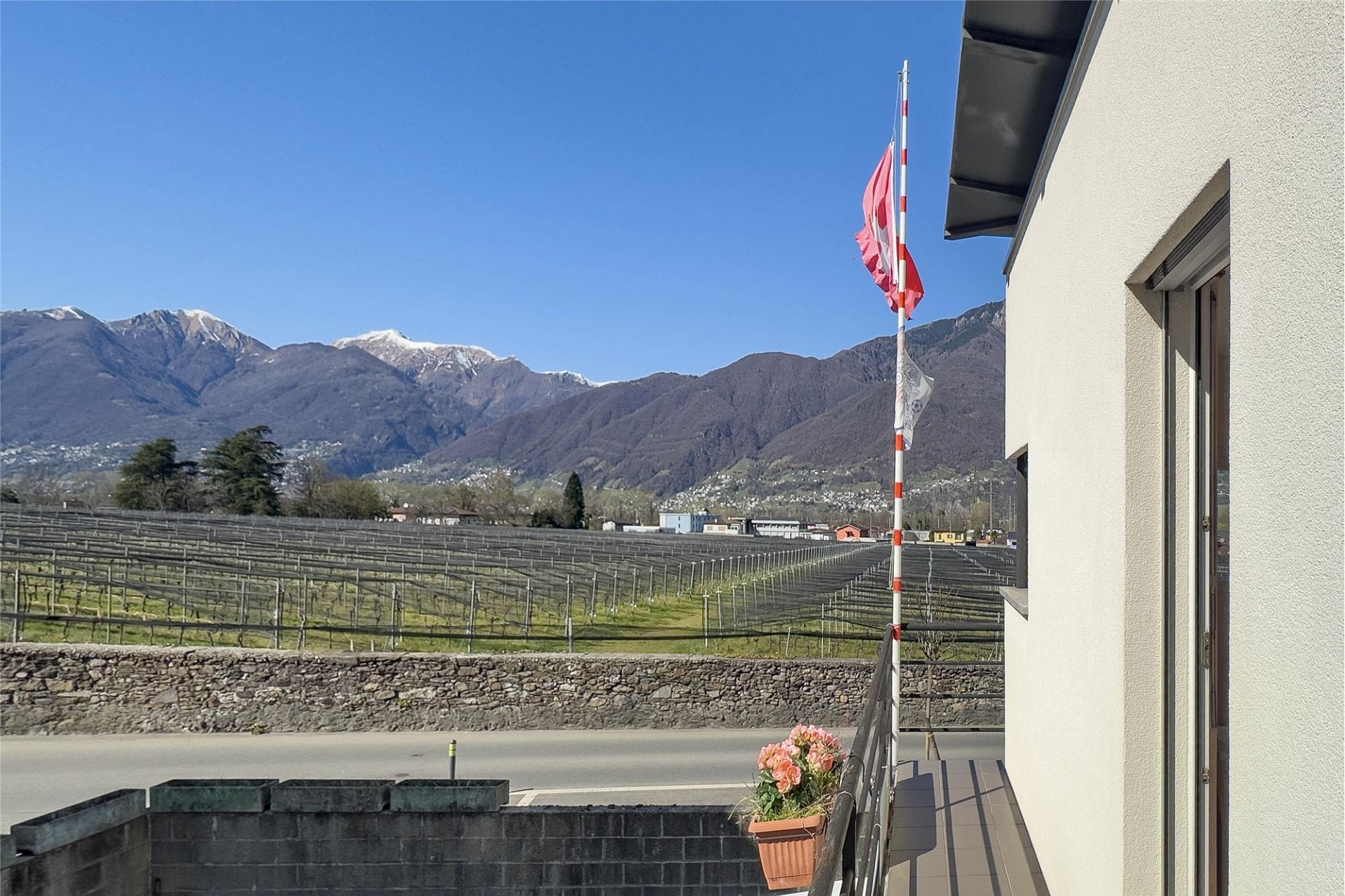 Balkonblick auf Berge und Weinberge