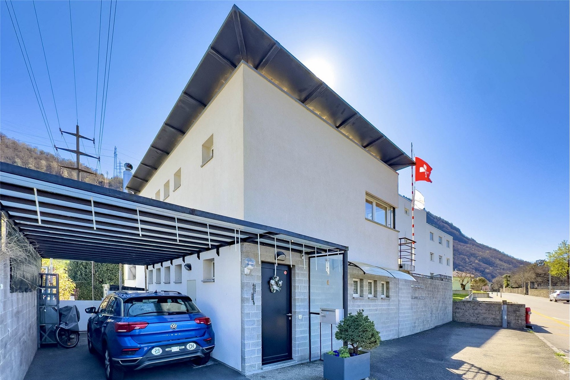 Moderne Hausfassade mit Carport