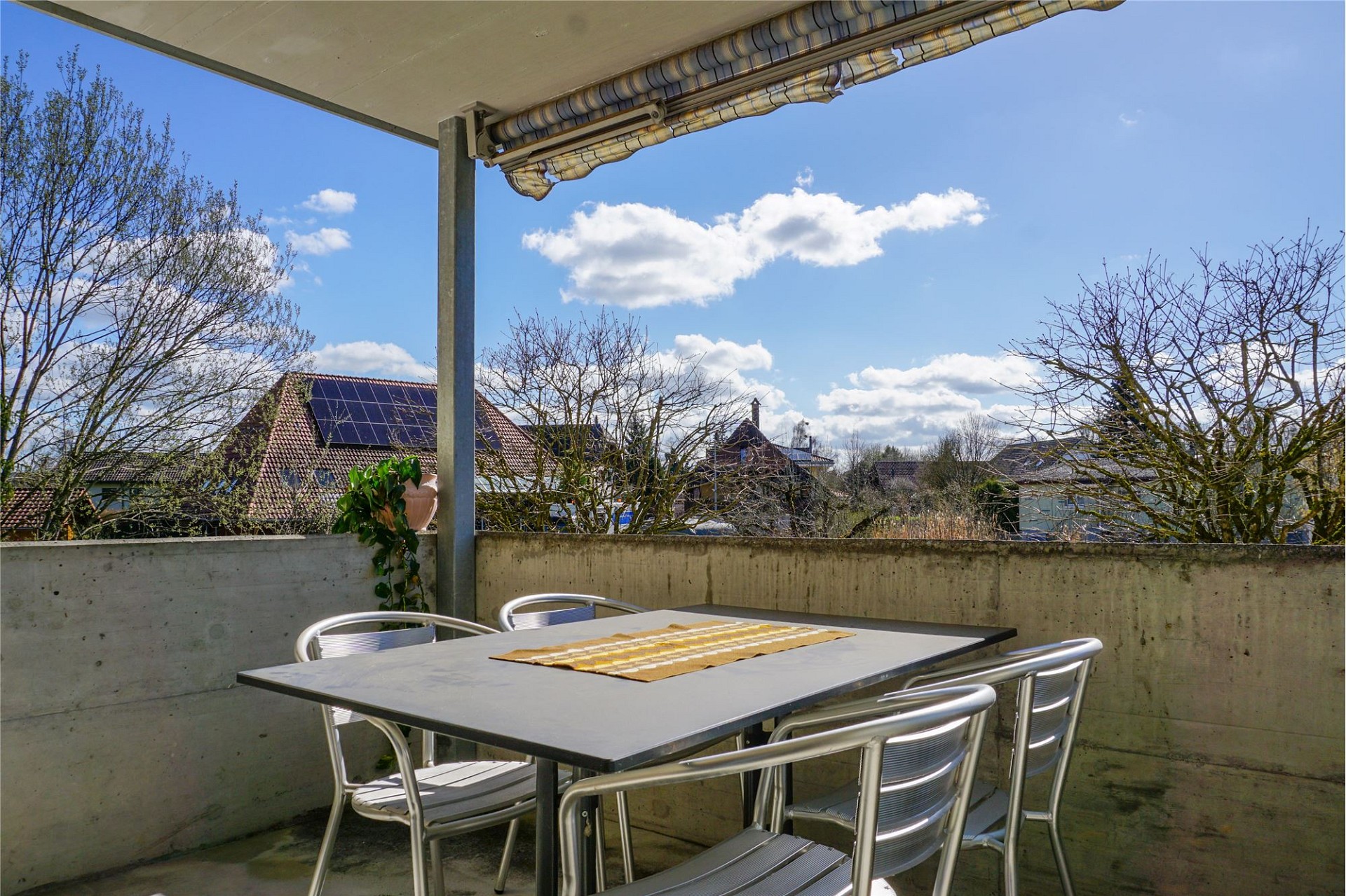 Überdachte Terrasse mit Esstisch