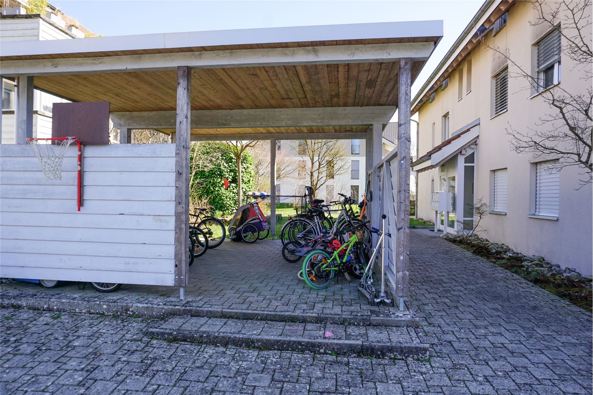 Überdachter Fahrrad- und Stellplatzbereich