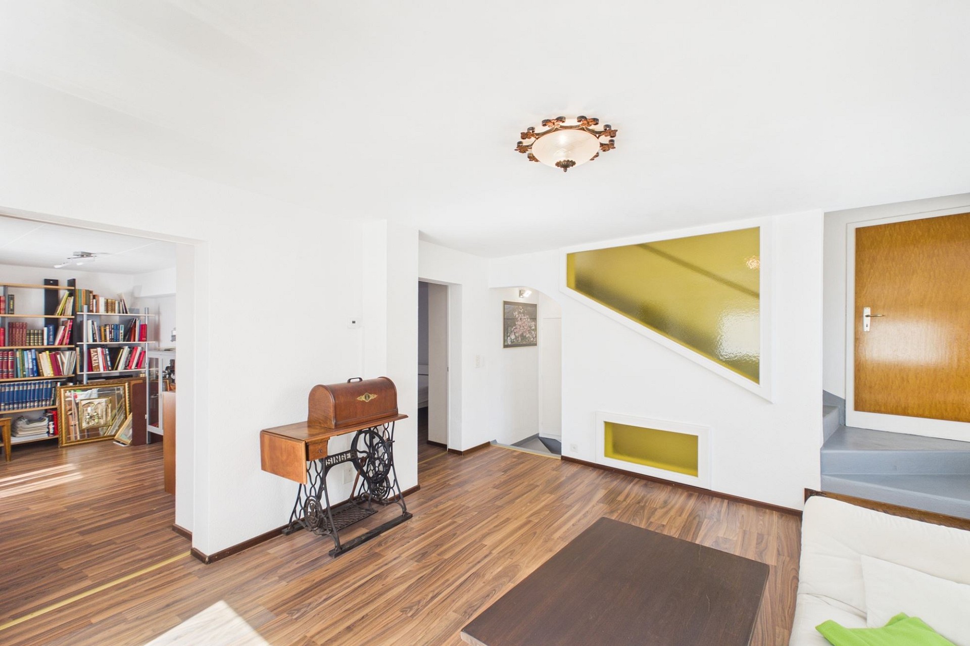 Wohnzimmer mit Flur und Treppenbereich