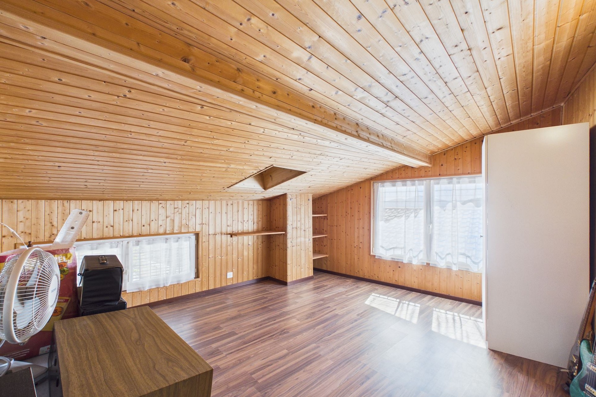 Holzverkleideter Dachraum