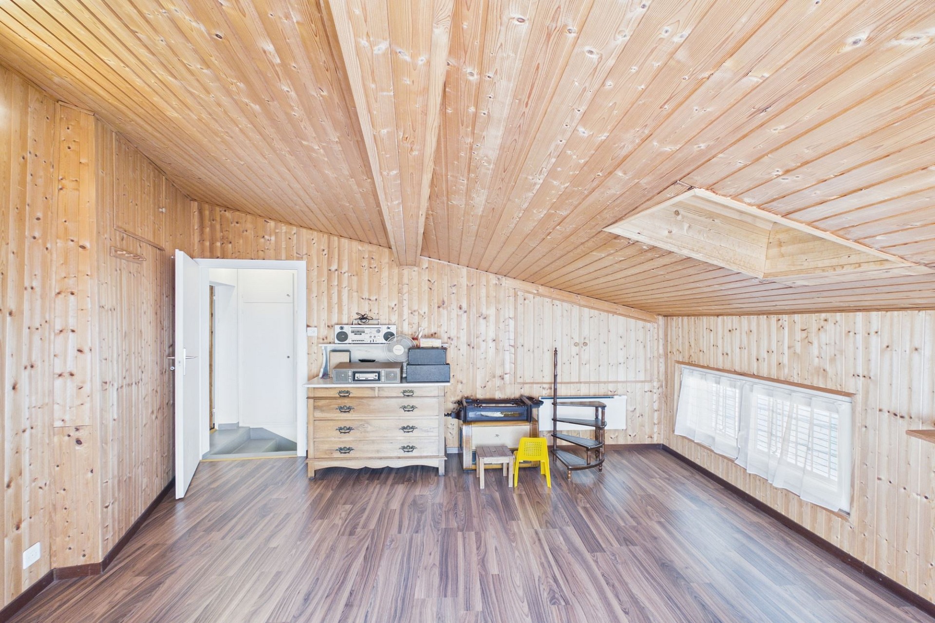 Ausgebauter Dachraum mit Holzverkleidung