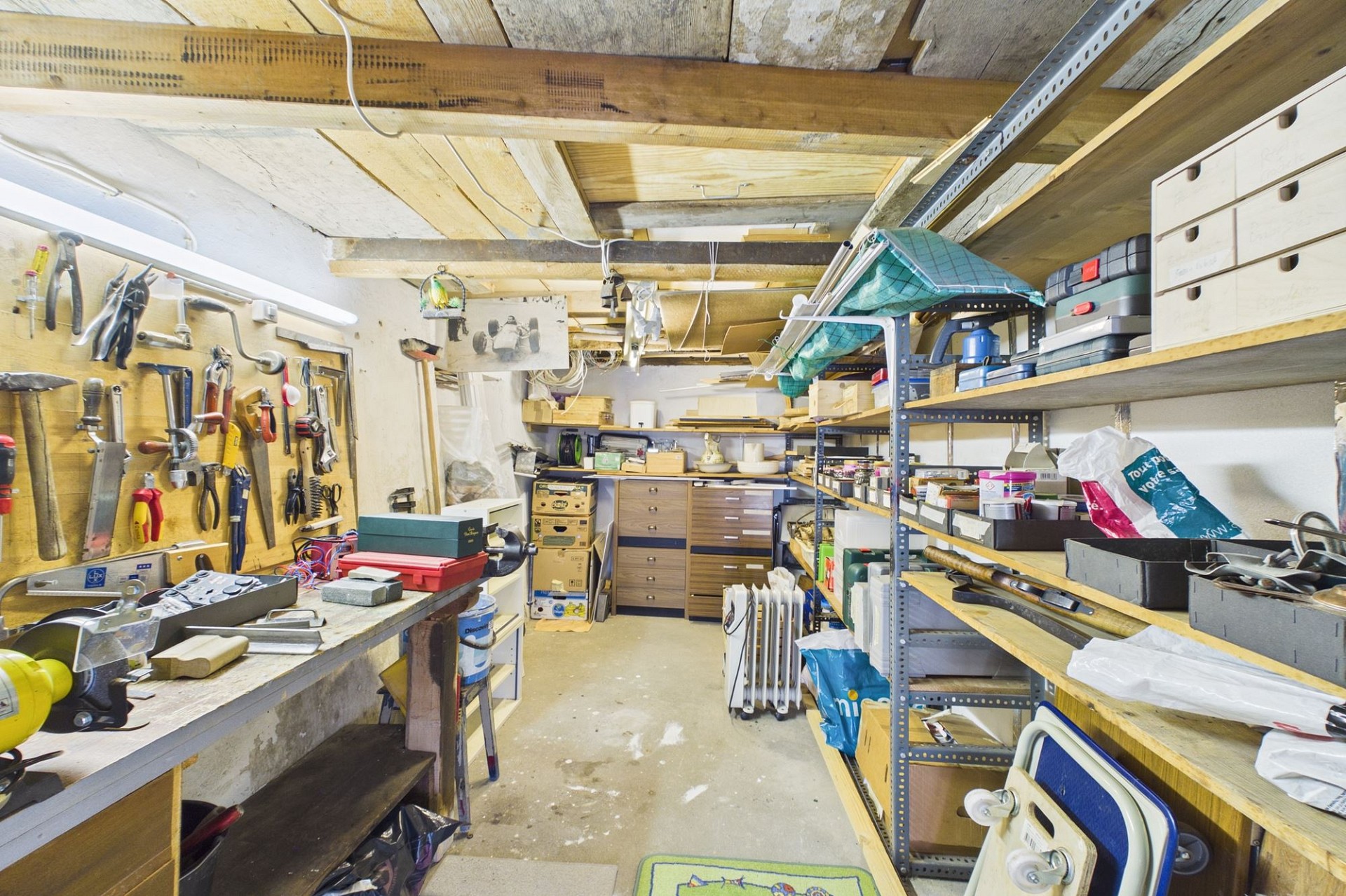 Werkstatt-/Kellerraum mit Werkzeugwand und Regalen