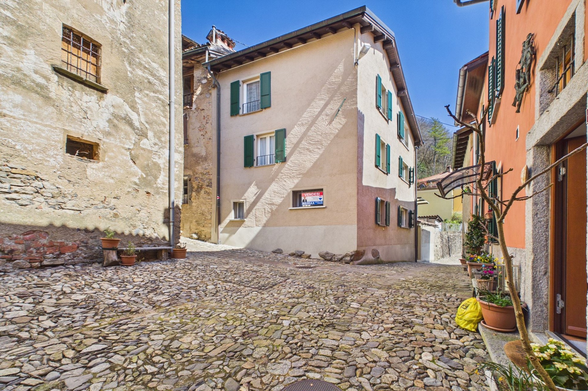 Enge Gasse mit historischen Wohnhäusern