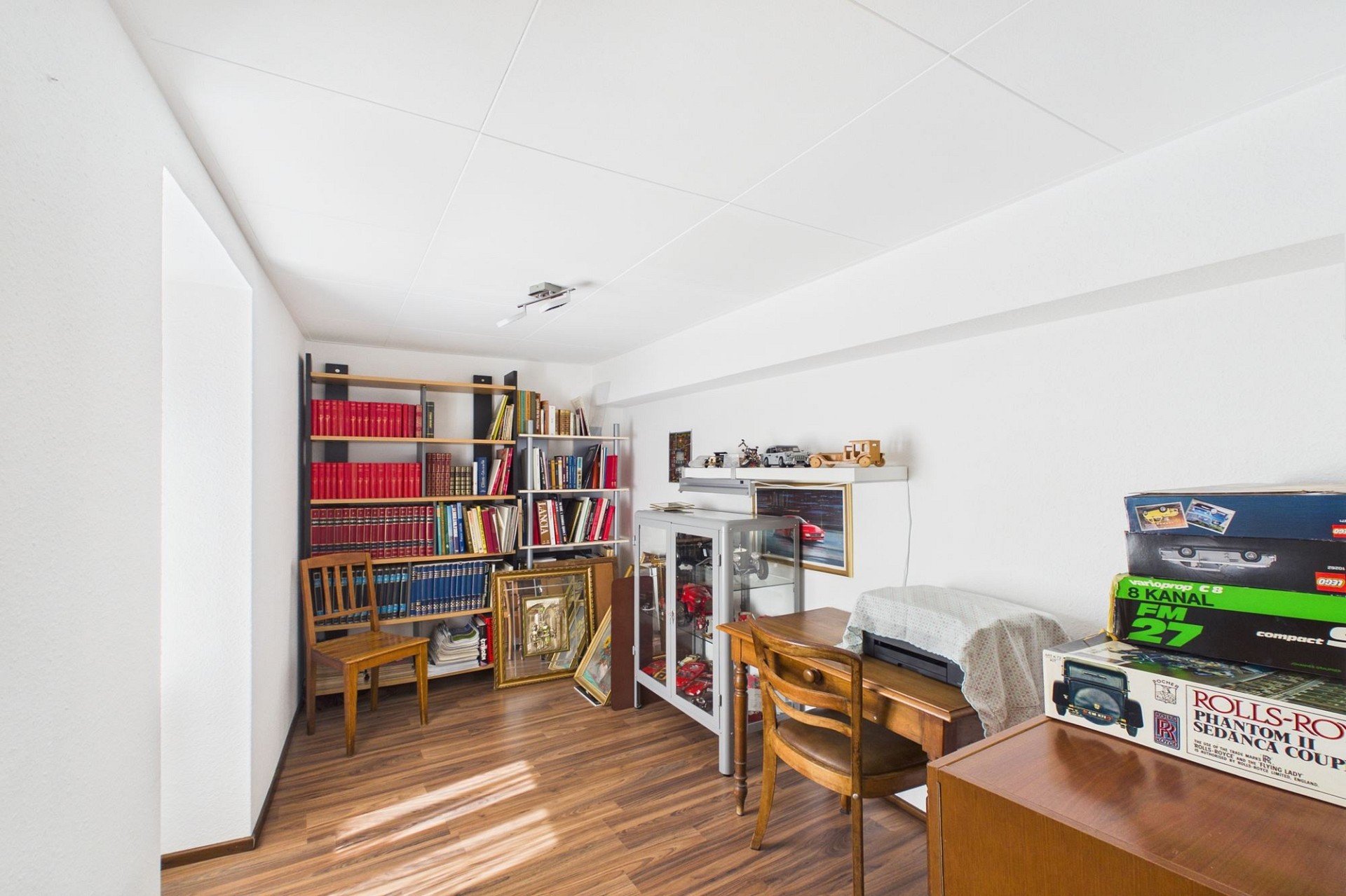 Abstellraum mit Bücherregal und Möbeln