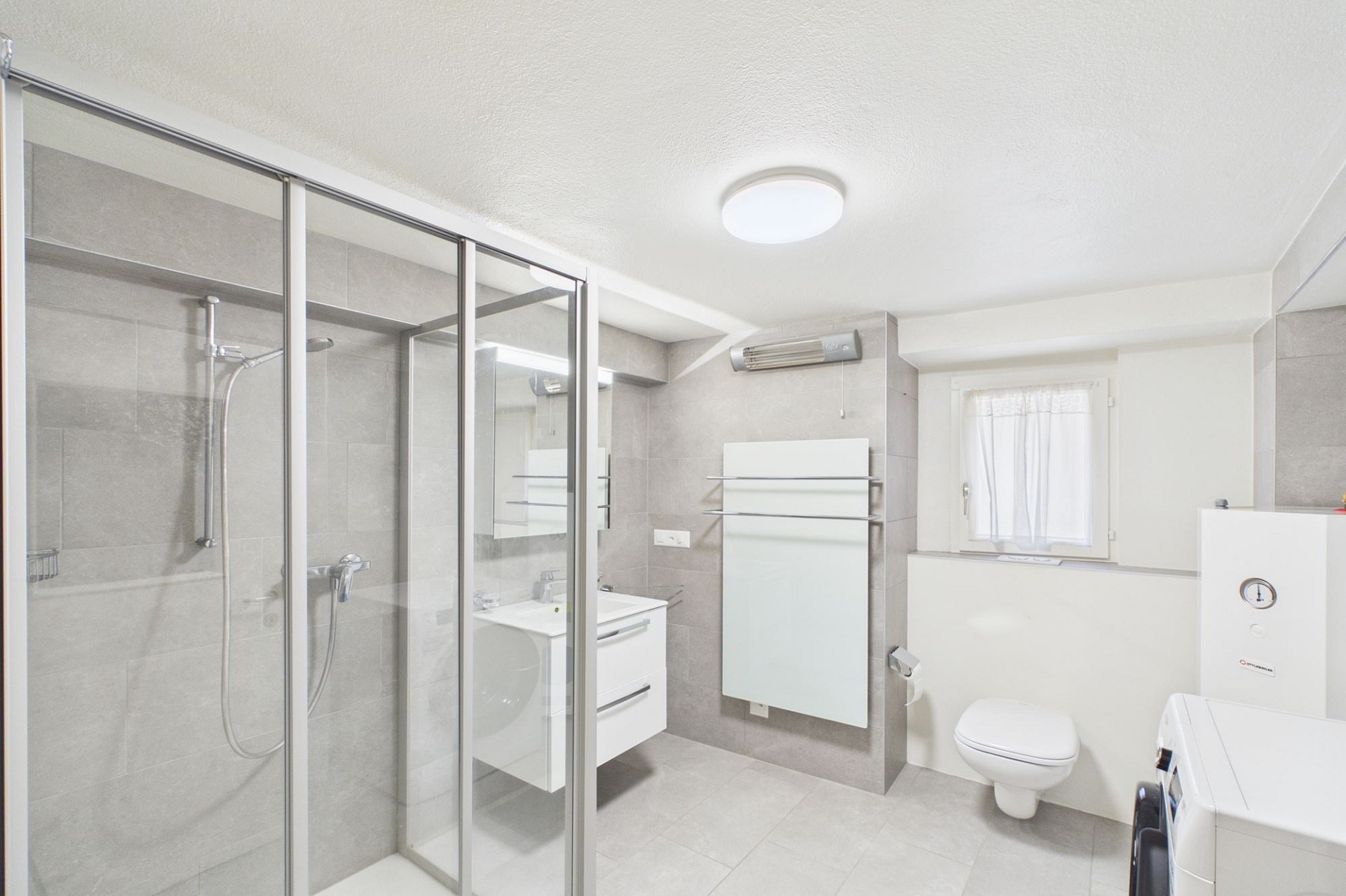 Modernes Badezimmer mit Dusche und WC