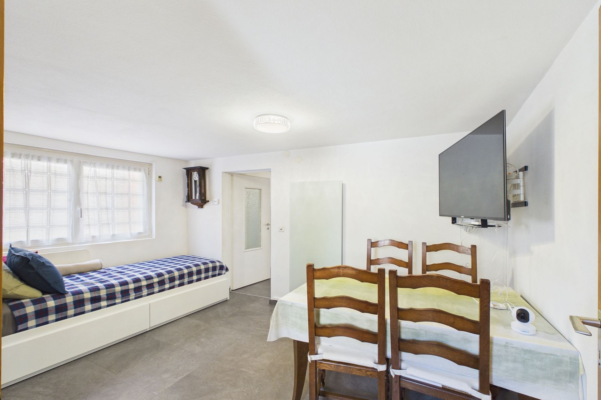 Helles Schlafzimmer mit Essbereich