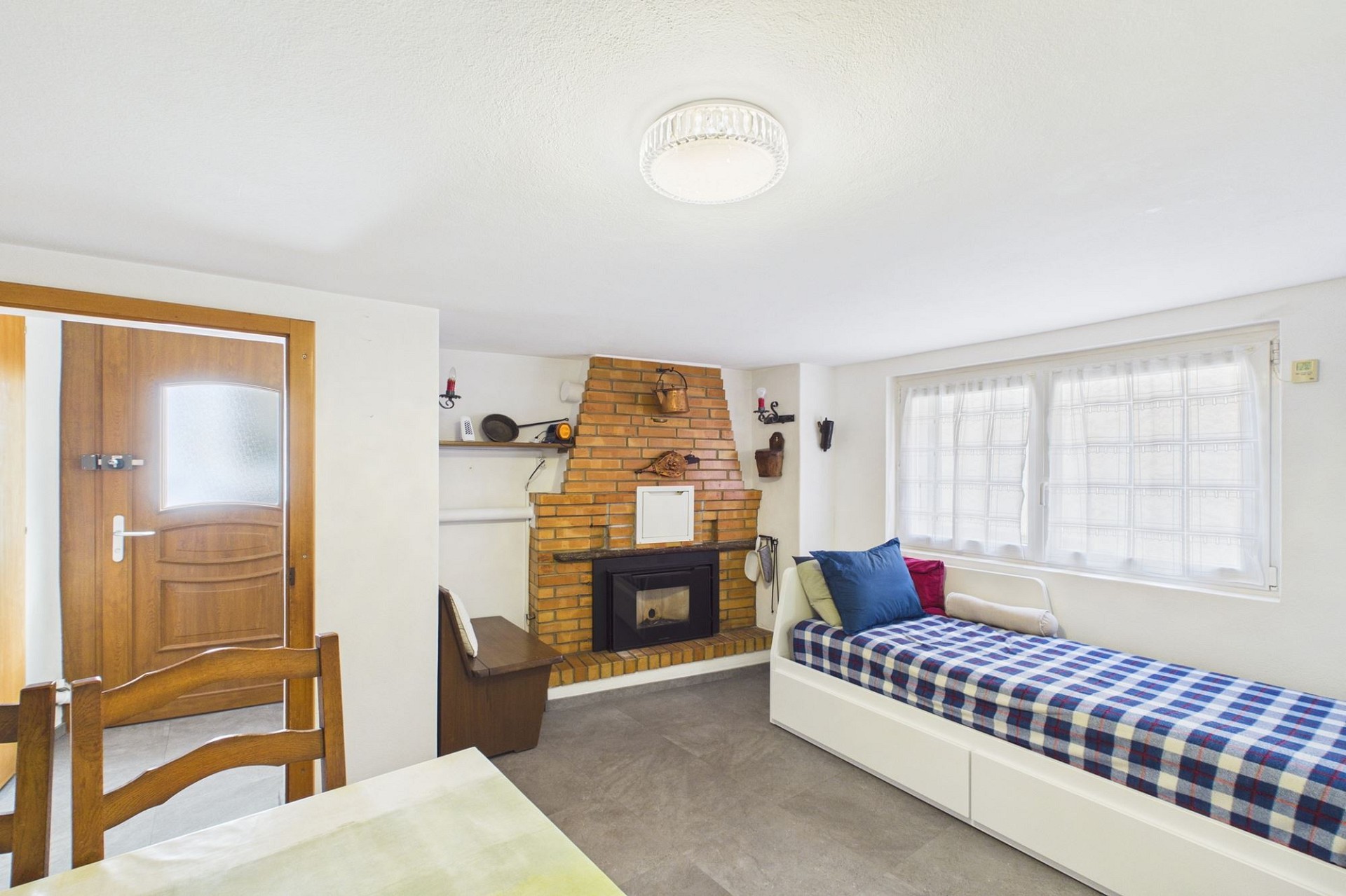 Schlafzimmer mit Kamin und Tagesbett