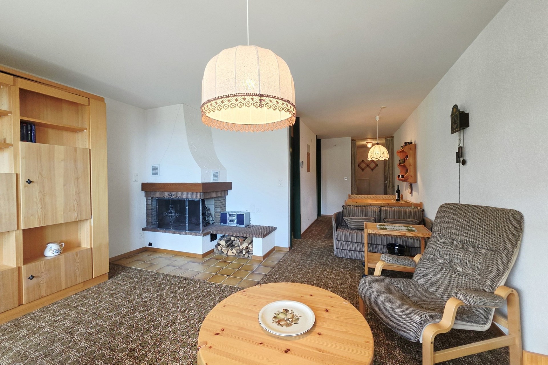 Gemütliches Wohnzimmer mit Kamin und Sitzgruppe